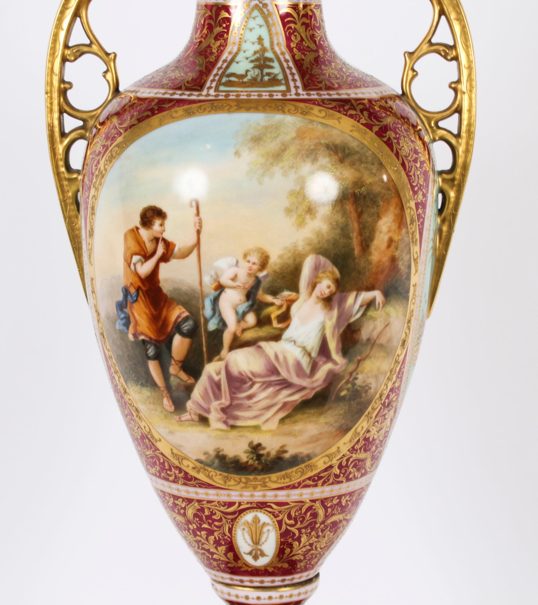 Autrichien Antiquities Paire de vases sur pied en porcelaine Royal Vienna 76cm 19ème siècle en vente
