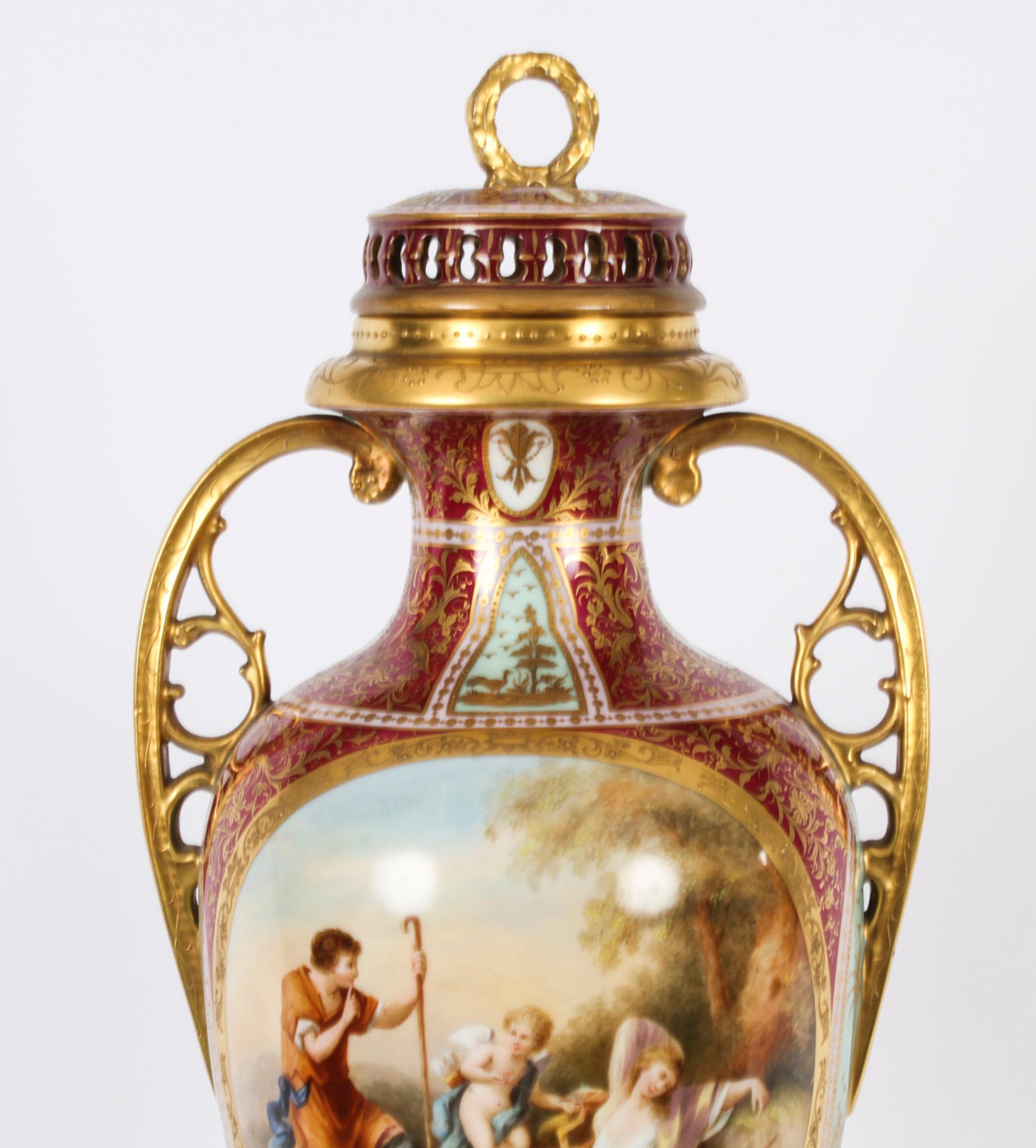 Antiquities Paire de vases sur pied en porcelaine Royal Vienna 76cm 19ème siècle Bon état - En vente à London, GB