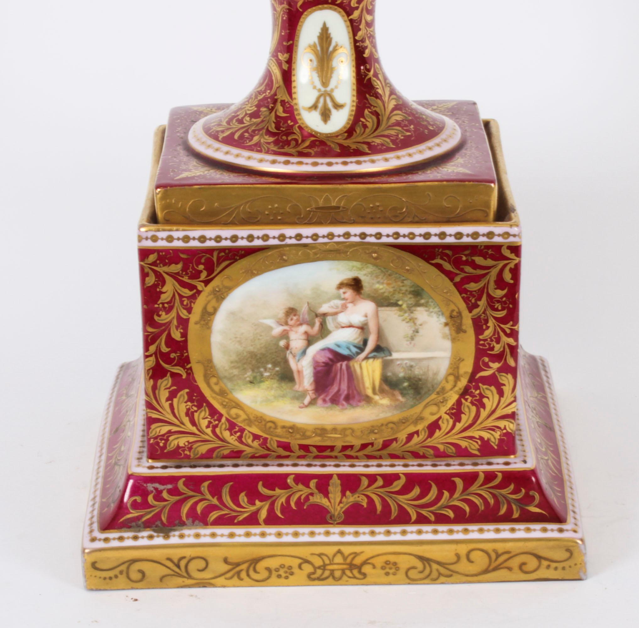 Fin du XIXe siècle Antiquities Paire de vases sur pied en porcelaine Royal Vienna 76cm 19ème siècle en vente
