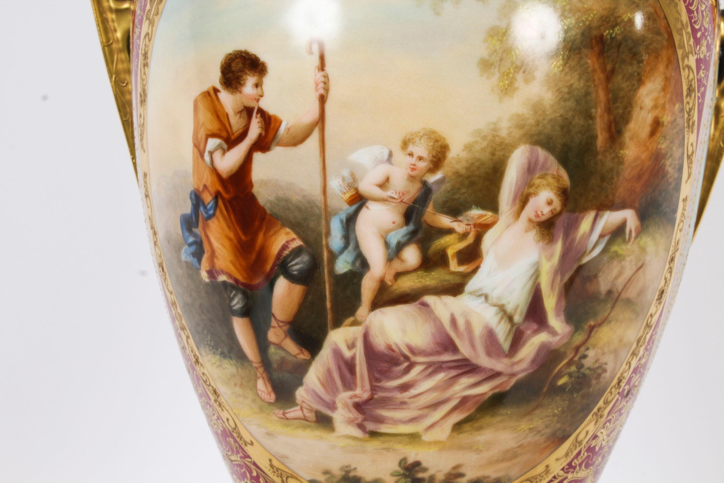 Antiquities Paire de vases sur pied en porcelaine Royal Vienna 76cm 19ème siècle en vente 1