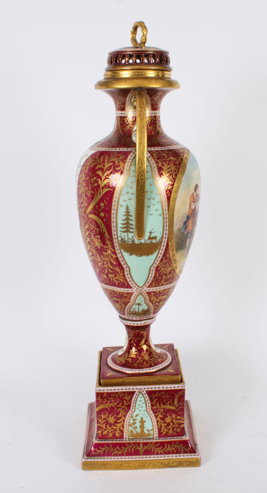 Antiquities Paire de vases sur pied en porcelaine Royal Vienna 76cm 19ème siècle en vente 2