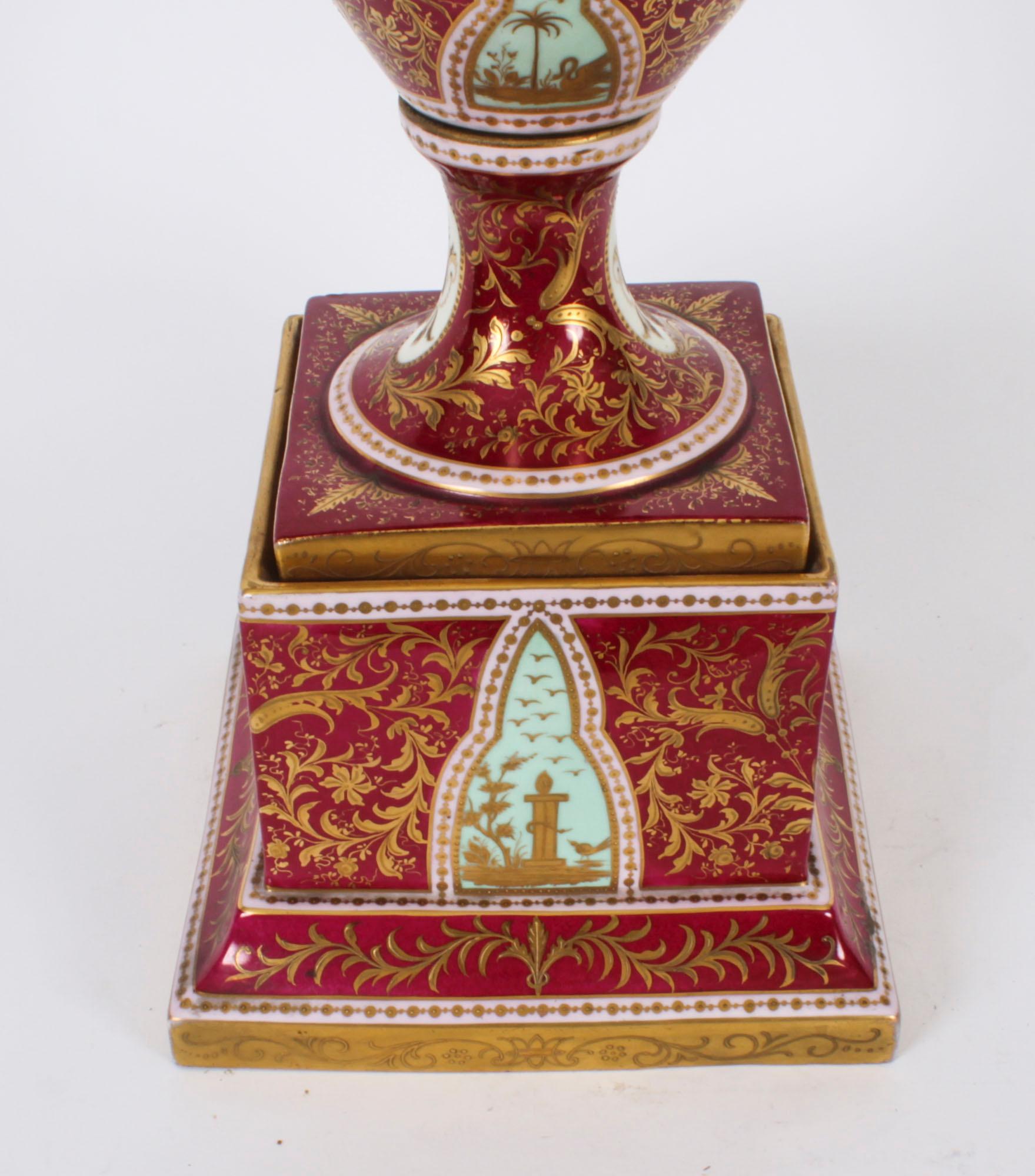 Antiquities Paire de vases sur pied en porcelaine Royal Vienna 76cm 19ème siècle en vente 3