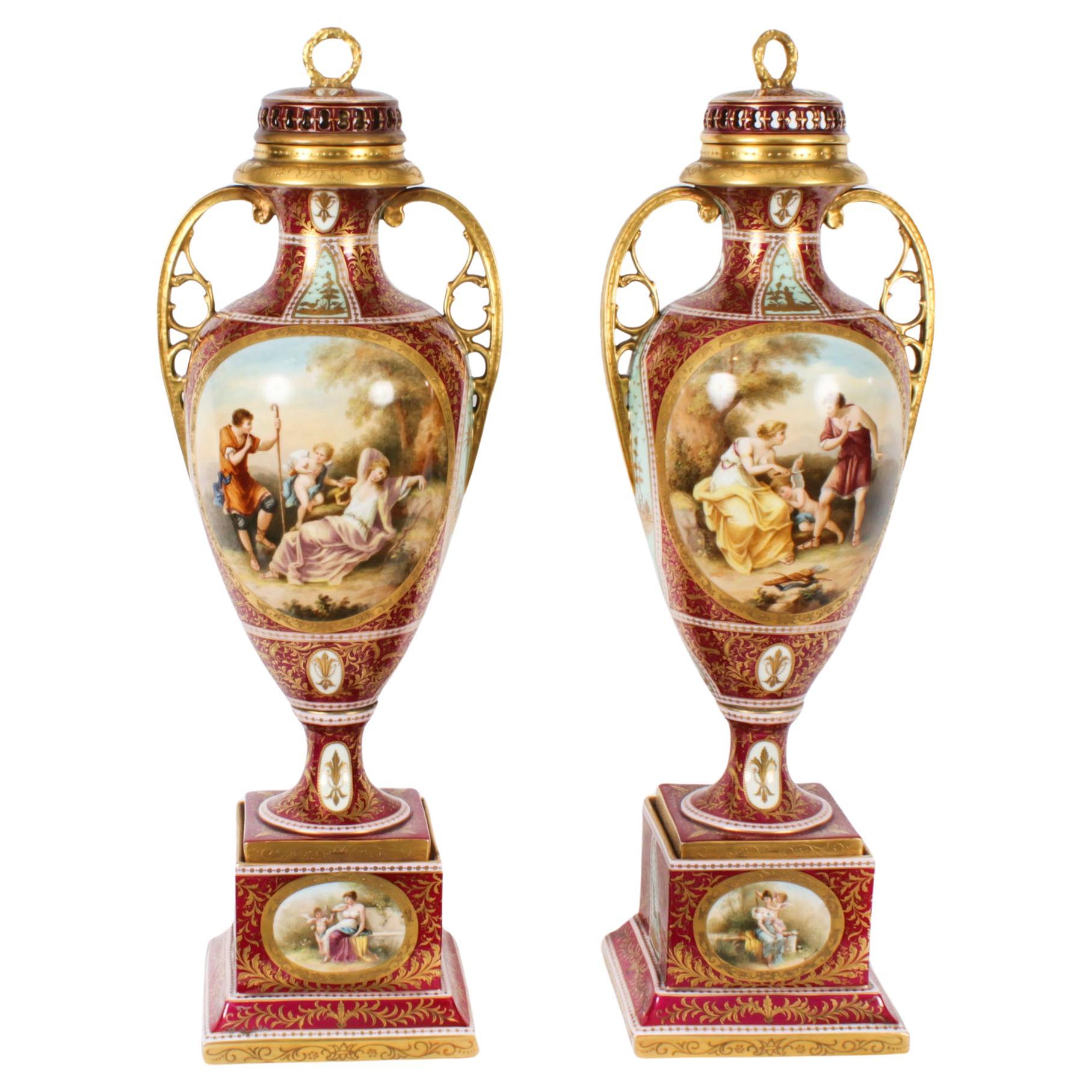 Antiquities Paire de vases sur pied en porcelaine Royal Vienna 76cm 19ème siècle en vente