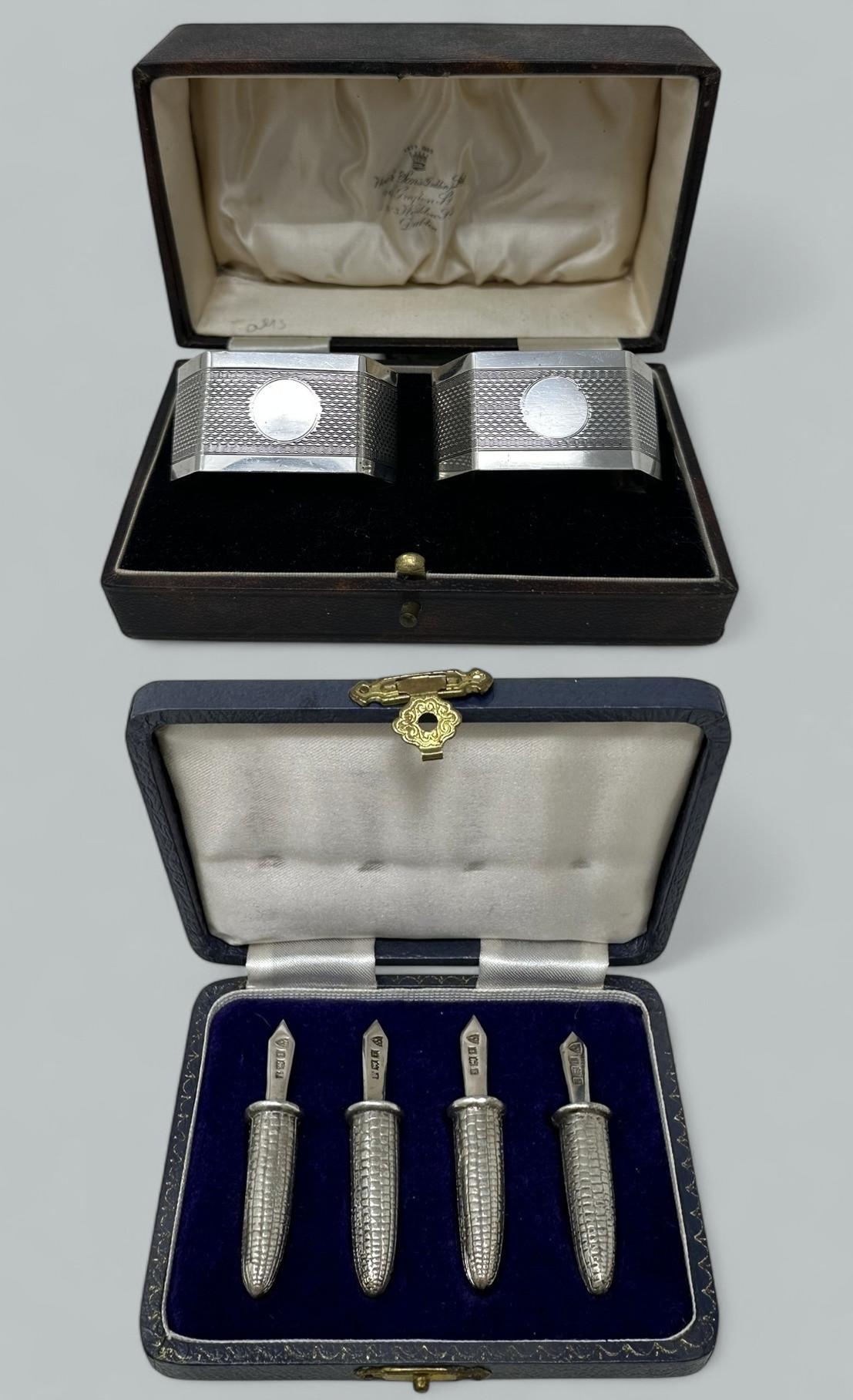 Élégante paire d'anneaux de serviette en argent sterling anglais de la période Art déco, d'une qualité exceptionnelle et d'un bon calibre.  

Revendu par : Weir & Sons Ltd. Grafton Street, Dublin, Irlande 	  

Chacun est de forme hexagonale avec un