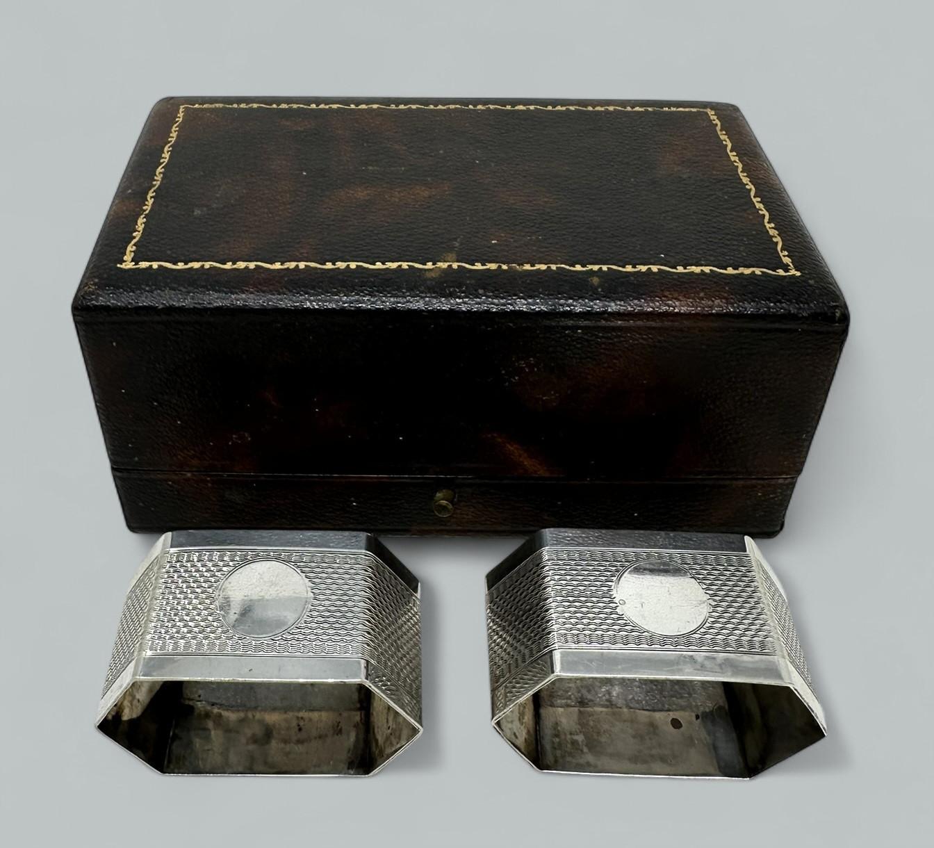 Anglais Ancienne paire de ronds de serviette Art Déco en argent sterling sertis sur les porte-manteaux en vente