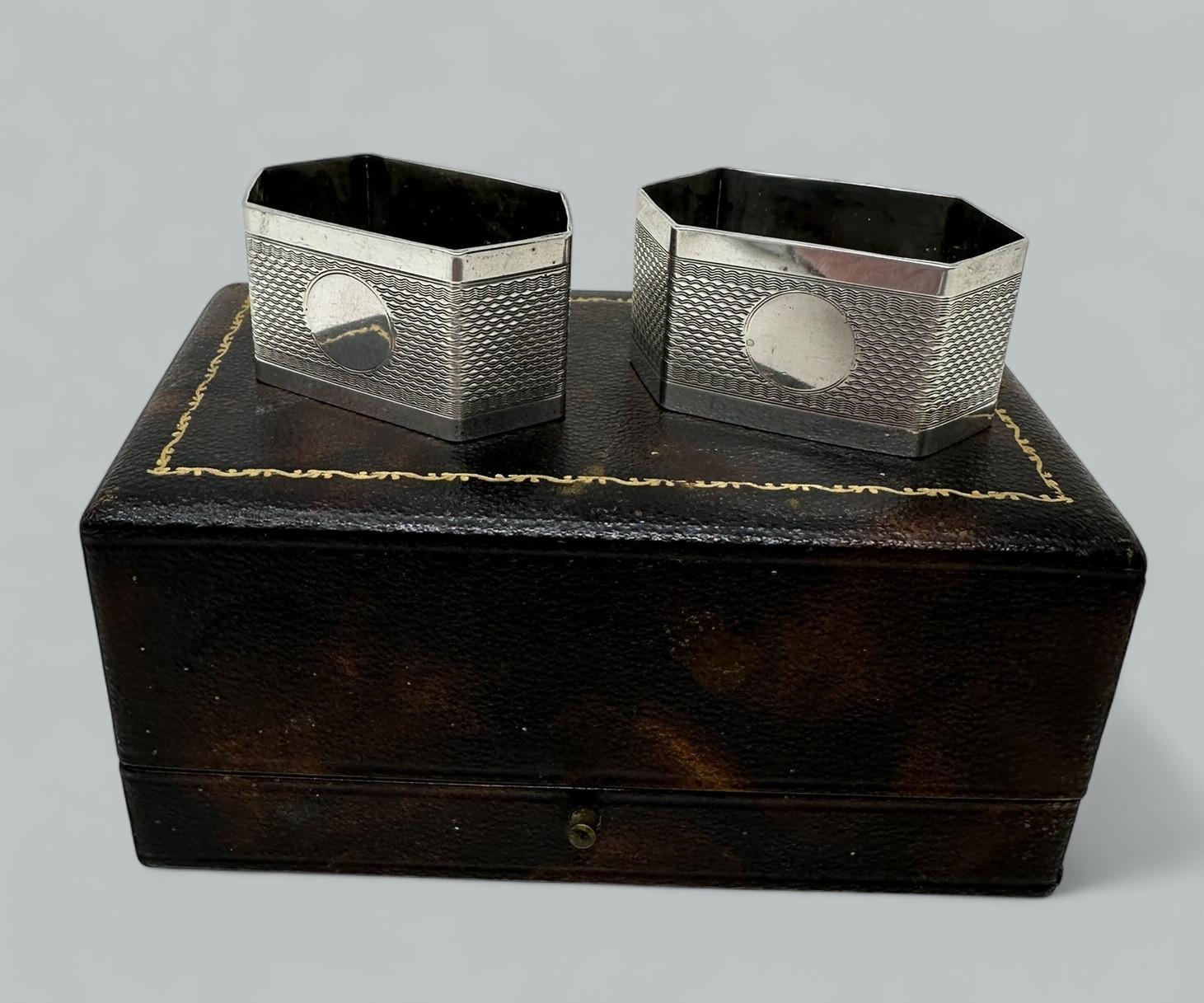 Ancienne paire de ronds de serviette Art Déco en argent sterling sertis sur les porte-manteaux Bon état - En vente à Dublin, Ireland