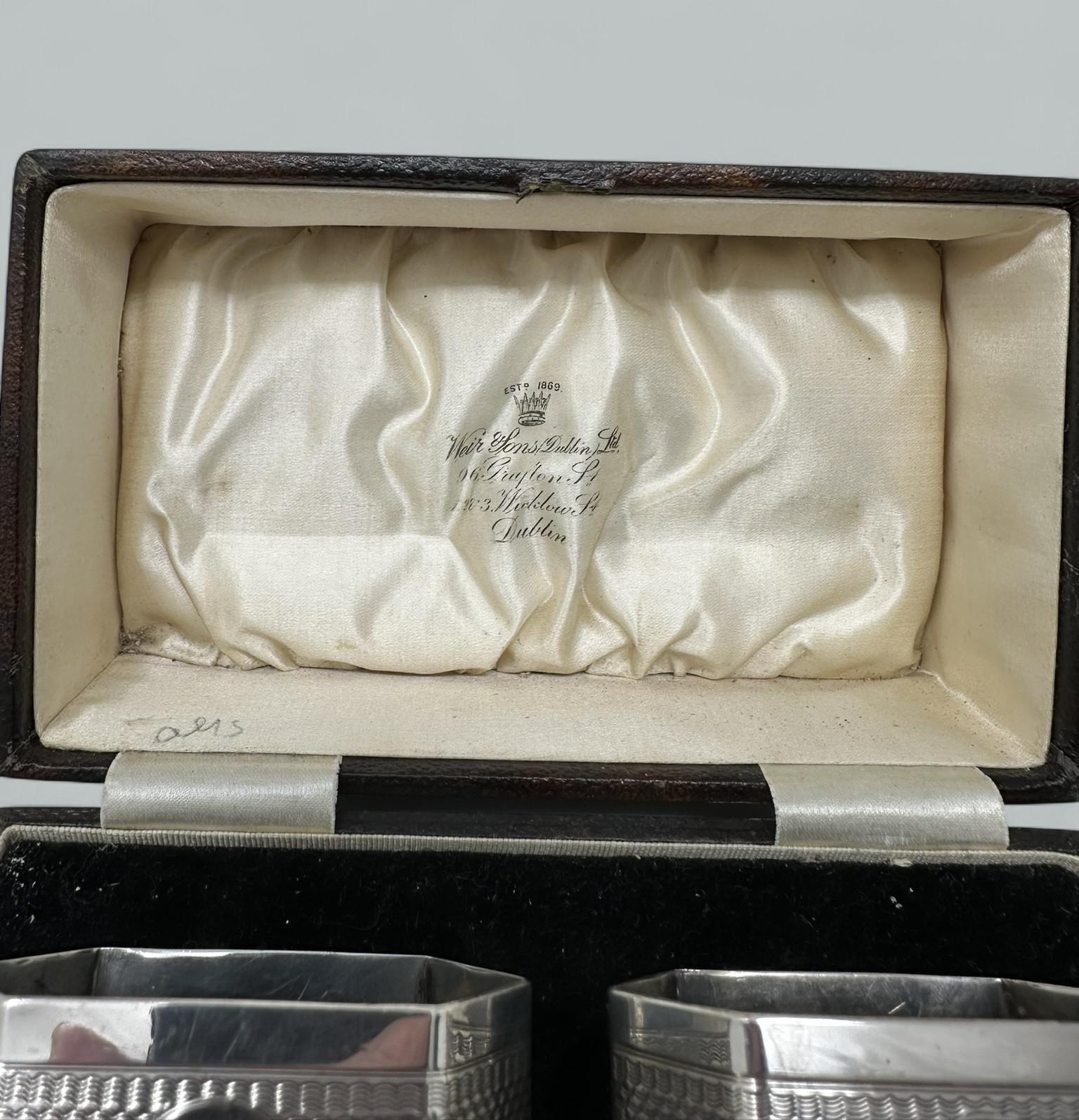 20ième siècle Ancienne paire de ronds de serviette Art Déco en argent sterling sertis sur les porte-manteaux en vente