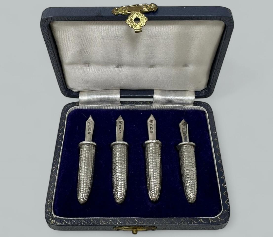 Ancienne paire de ronds de serviette Art Déco en argent sterling sertis sur les porte-manteaux en vente 1