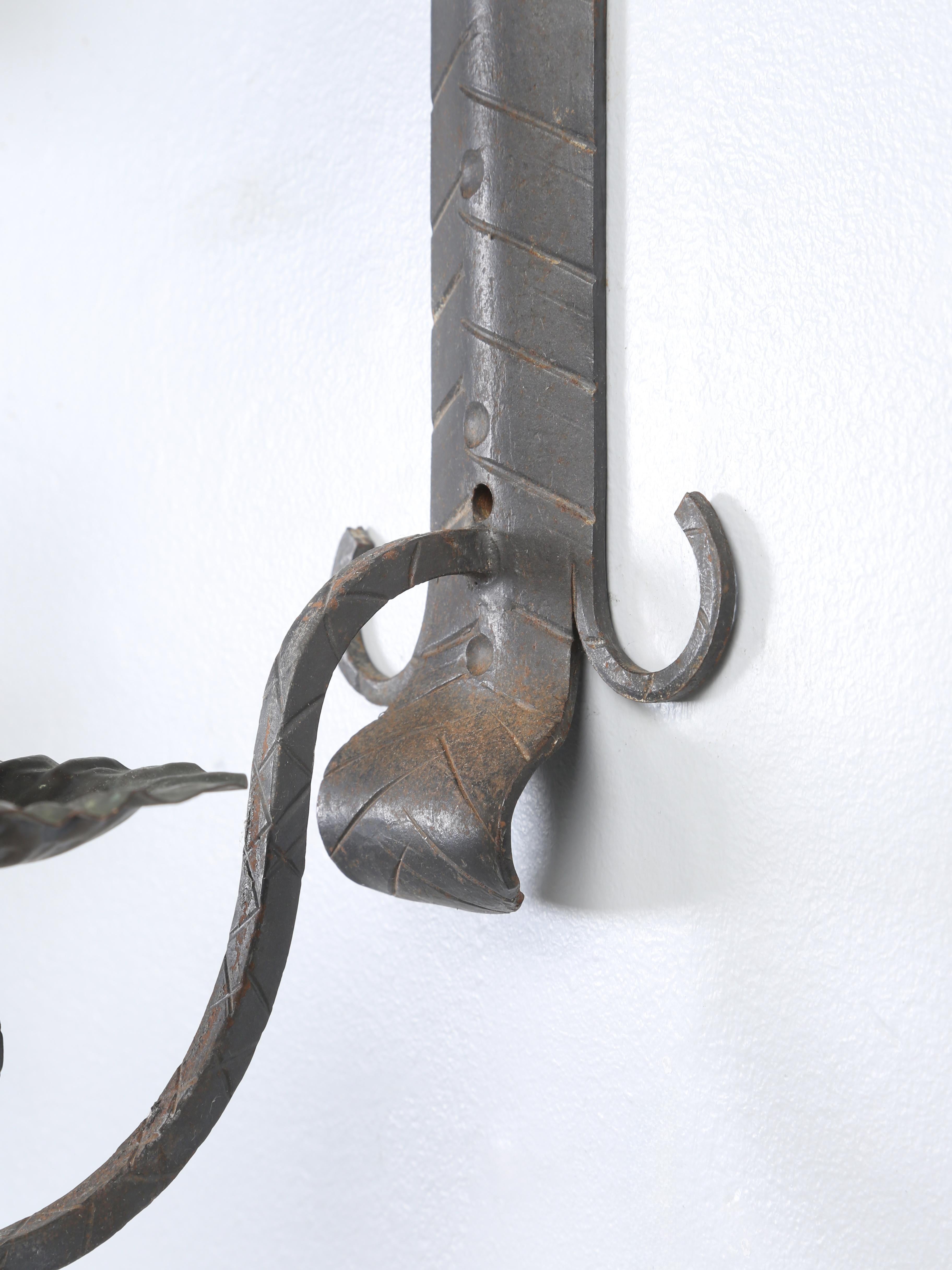 Paire d'appliques murales Arte Antiques Craft en cuivre et métal Grande patine non restaurée en vente 4