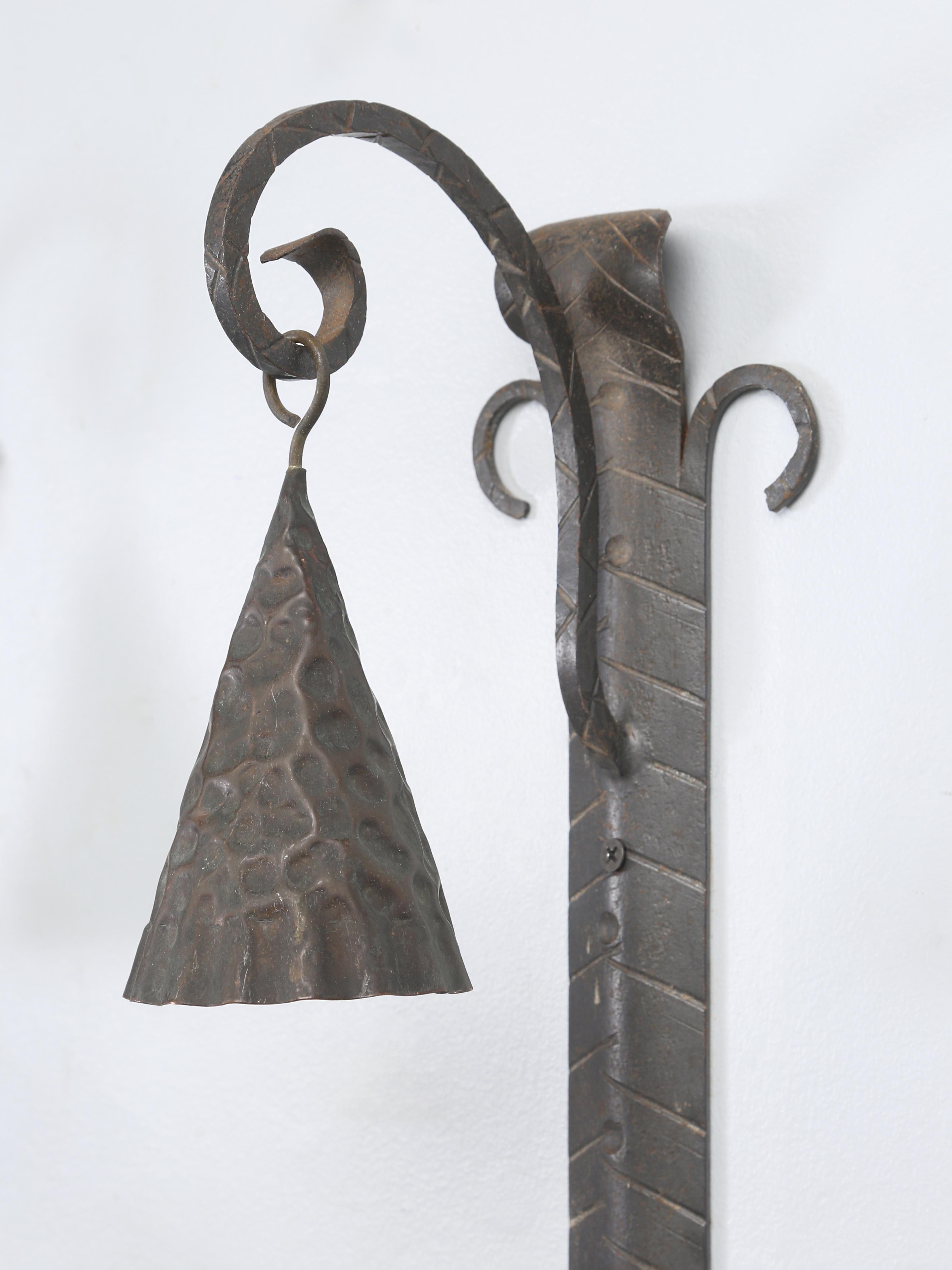 Début du 20ème siècle Paire d'appliques murales Arte Antiques Craft en cuivre et métal Grande patine non restaurée en vente