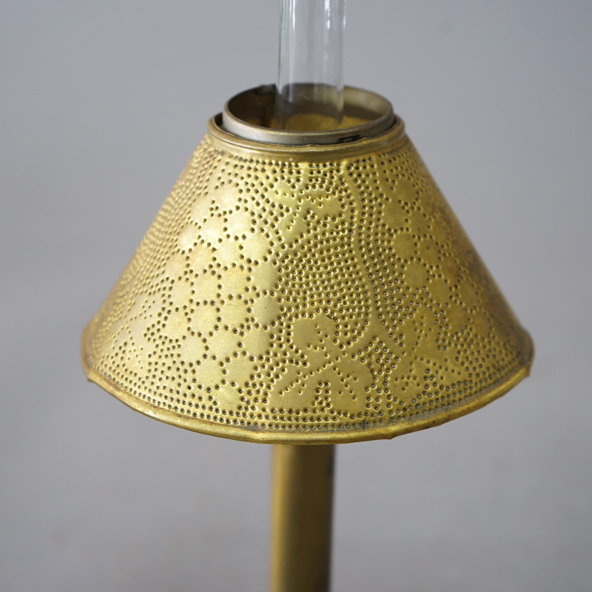 Ein Paar Arts and Crafts Miniatur-Öllampen aus Messing mit gestempelten Schirmen mit Trauben- und Blattmotiven, um 1900

Maße - 12,5 