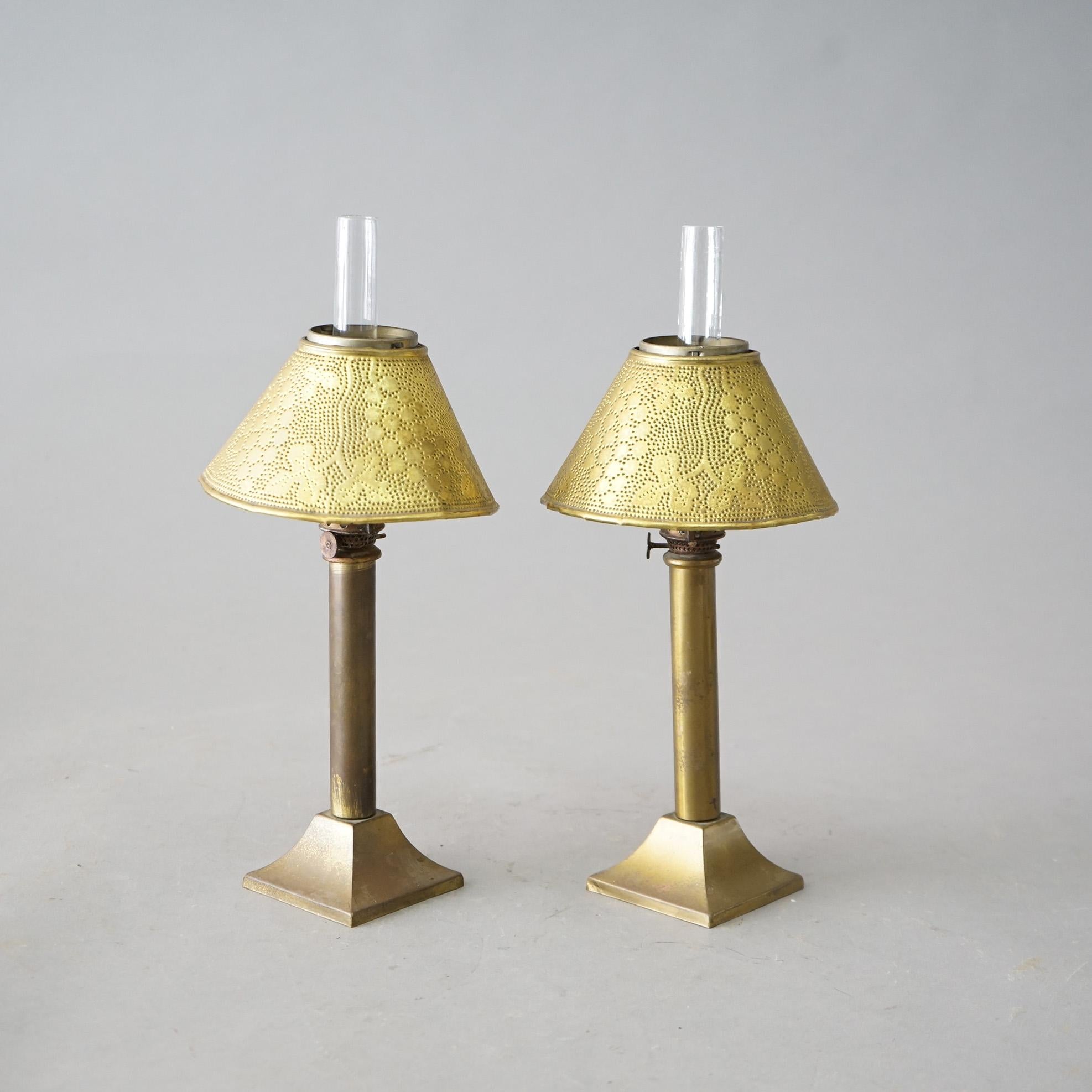 Antike Paar Arts & Craft Miniature Öllampen mit gestempelten Messingschirmen C1900 (Arts and Crafts) im Angebot