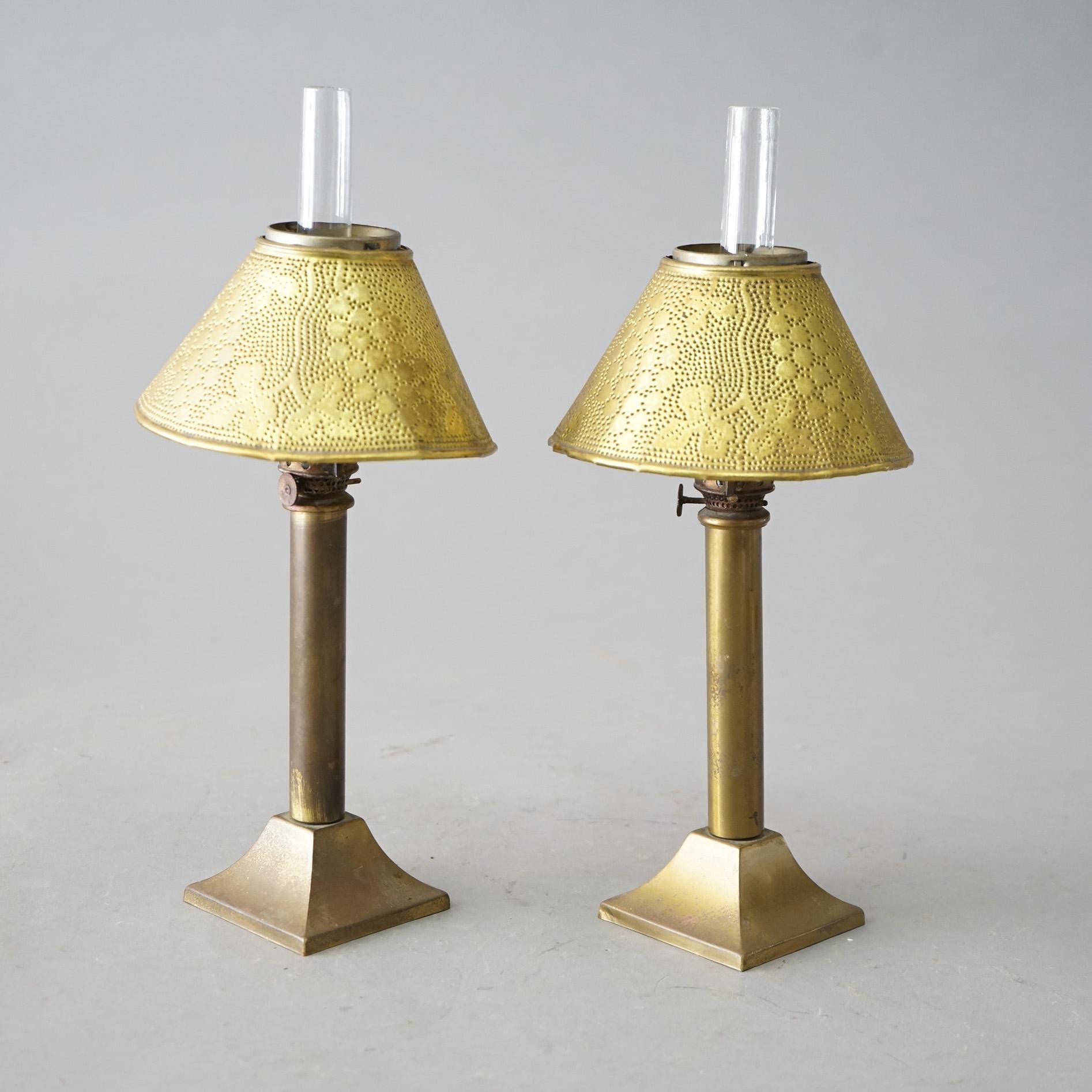 Antike Paar Arts & Craft Miniature Öllampen mit gestempelten Messingschirmen C1900 (amerikanisch) im Angebot