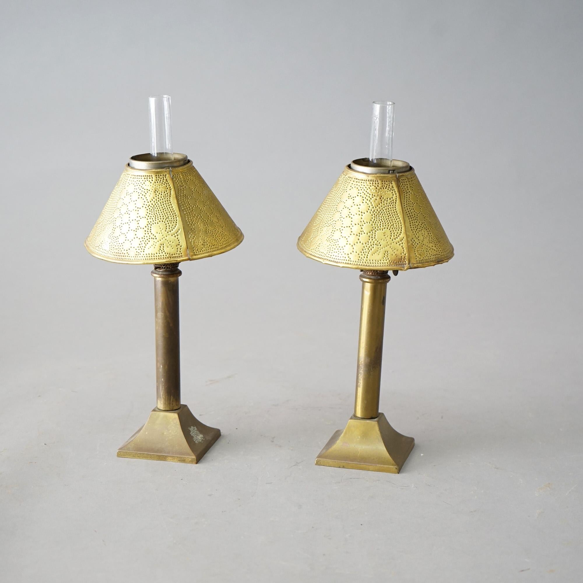 Antike Paar Arts & Craft Miniature Öllampen mit gestempelten Messingschirmen C1900 im Zustand „Gut“ im Angebot in Big Flats, NY
