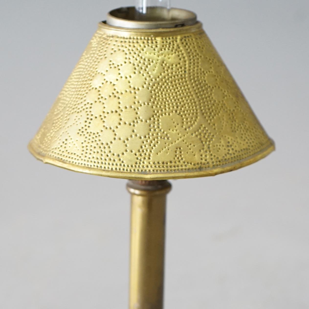 Antike Paar Arts & Craft Miniature Öllampen mit gestempelten Messingschirmen C1900 im Angebot 2