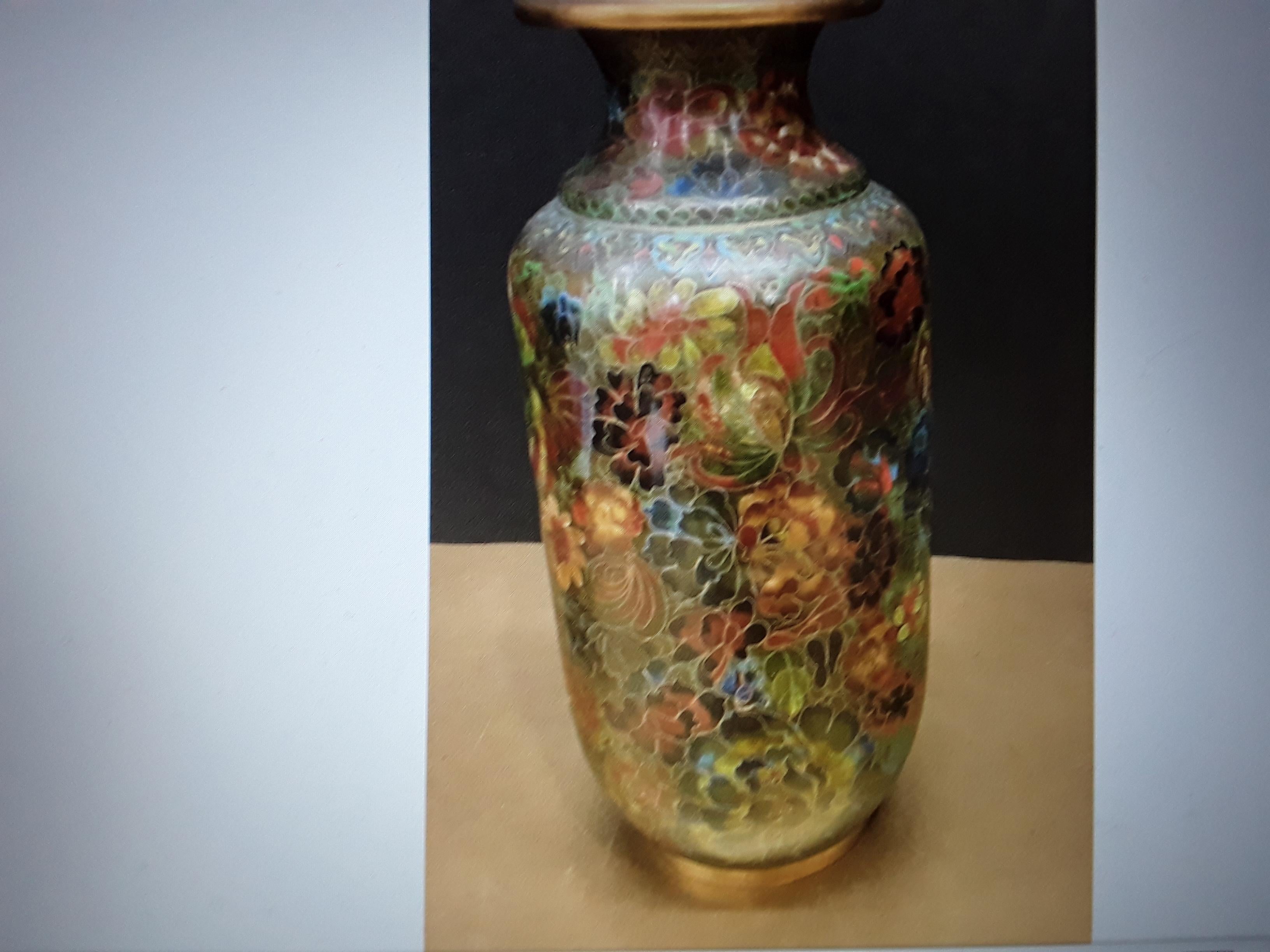 Ancienne paire de vases chinoiserie cloissone asiatique dans les tons verts de la terre en vente 2