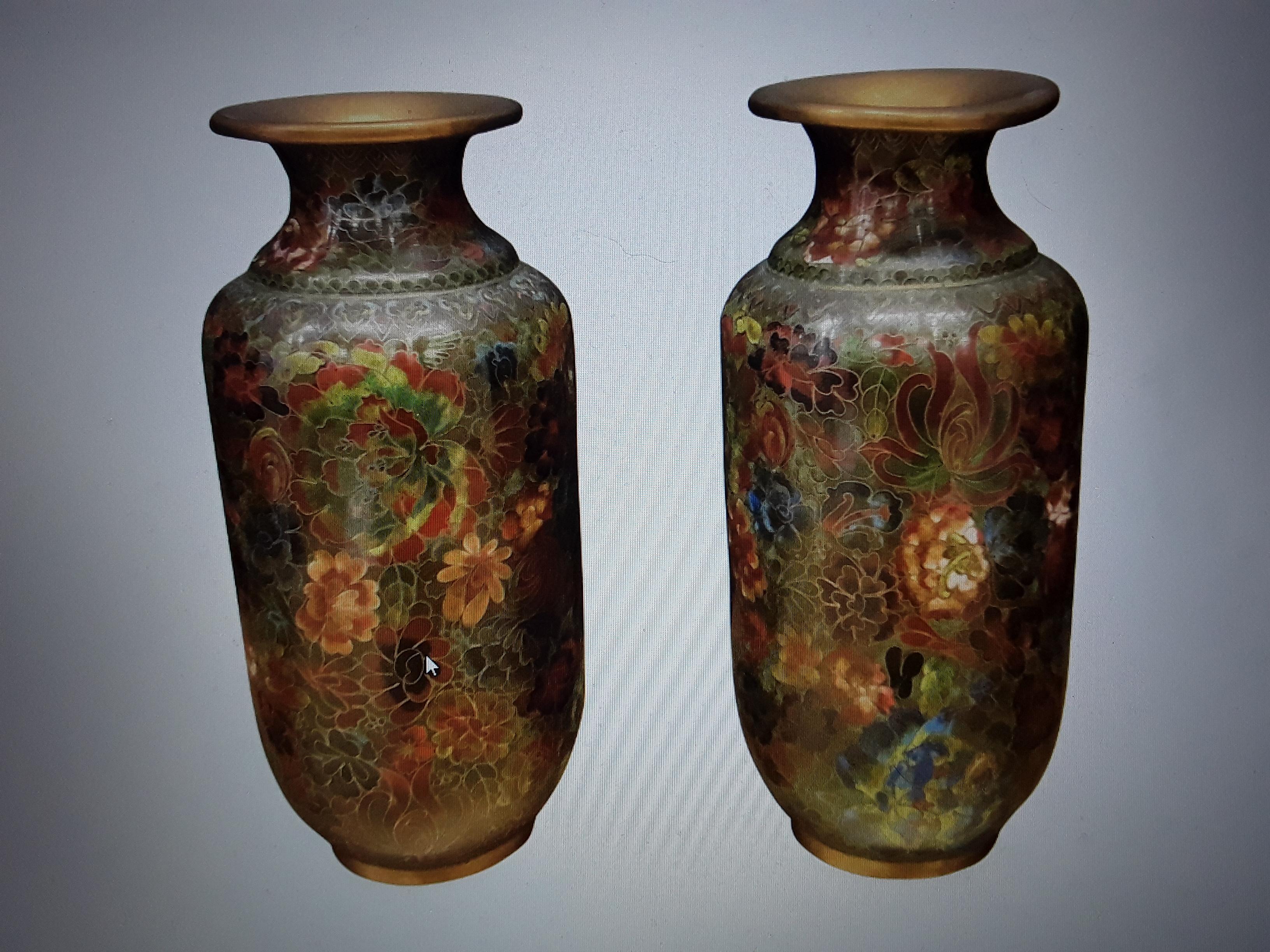 Ancienne paire de vases chinoiserie cloissone asiatique dans les tons verts de la terre en vente 4