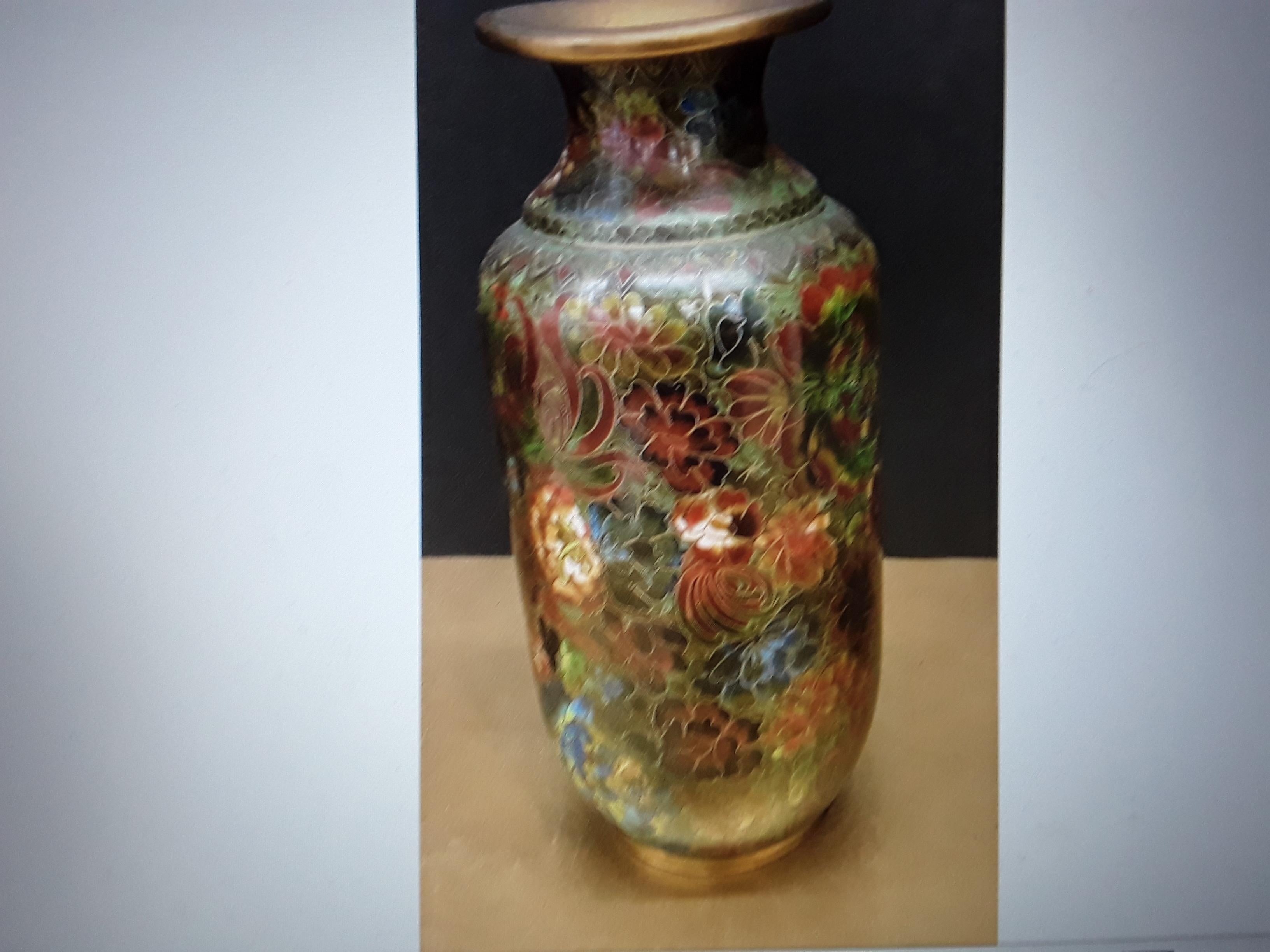 Chinoiseries Ancienne paire de vases chinoiserie cloissone asiatique dans les tons verts de la terre en vente