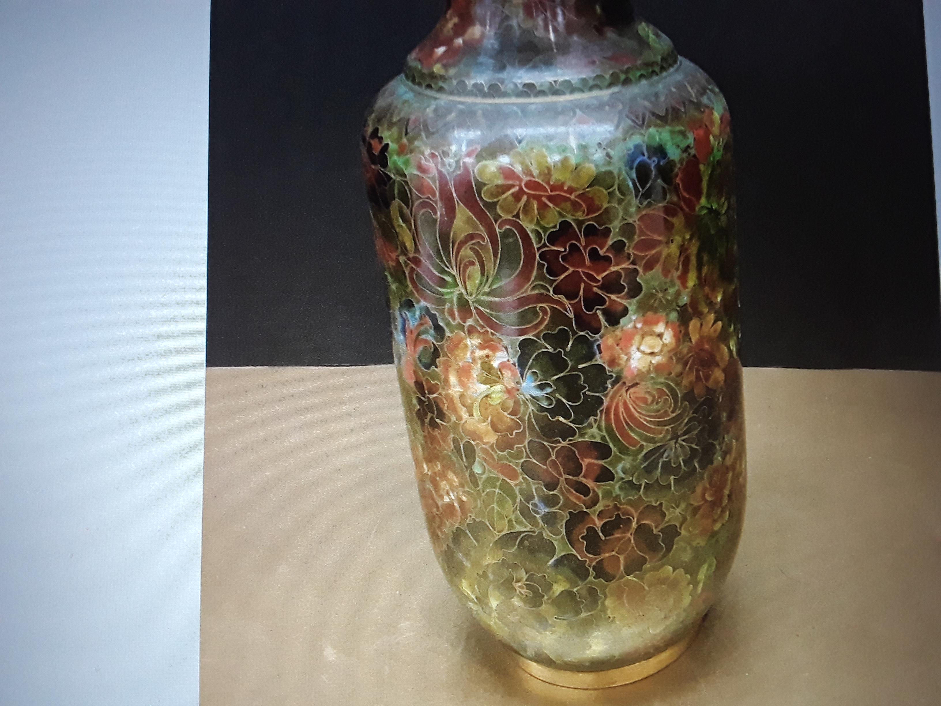 Cloisonné Ancienne paire de vases chinoiserie cloissone asiatique dans les tons verts de la terre en vente