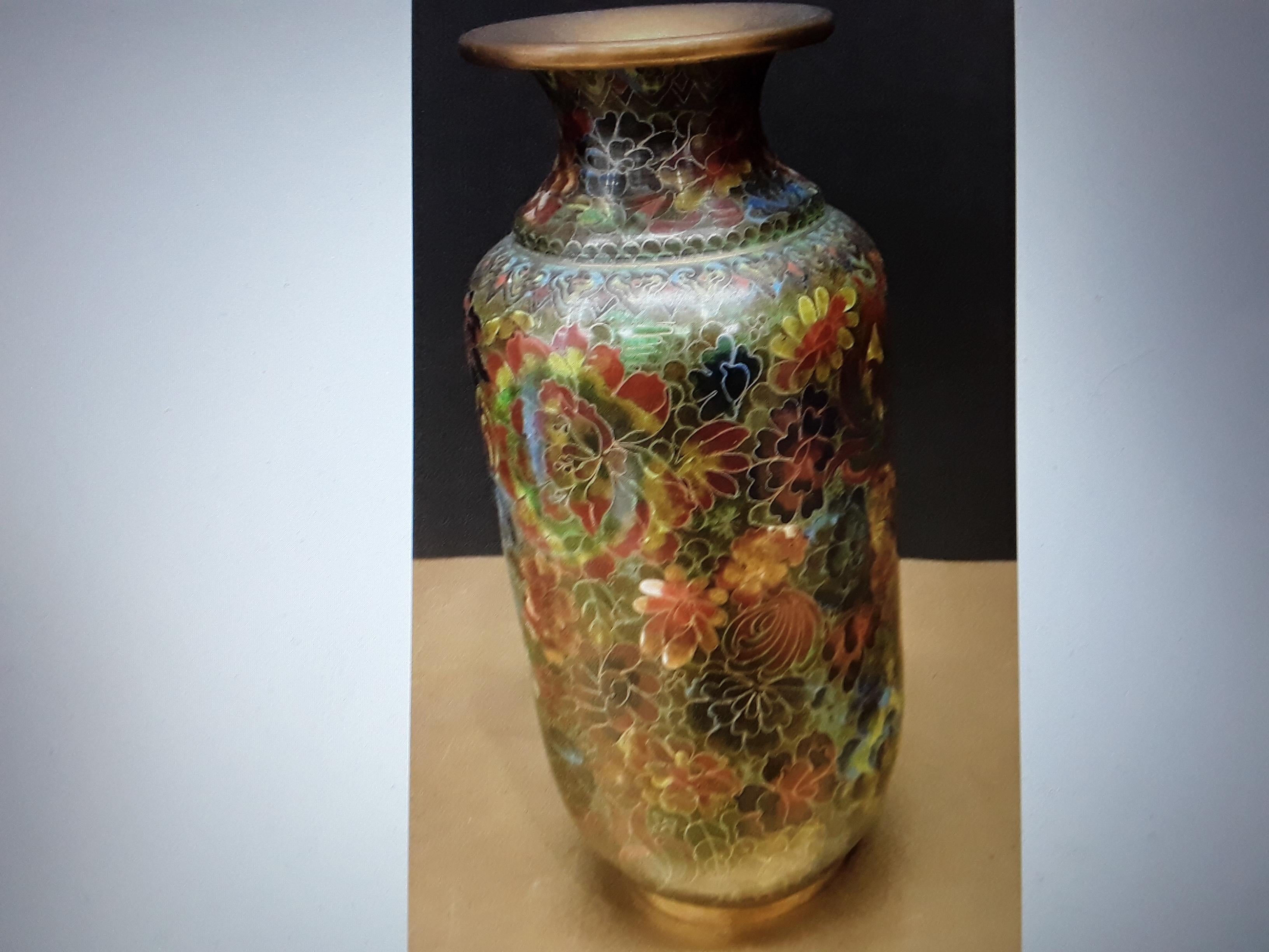 Métal Ancienne paire de vases chinoiserie cloissone asiatique dans les tons verts de la terre en vente