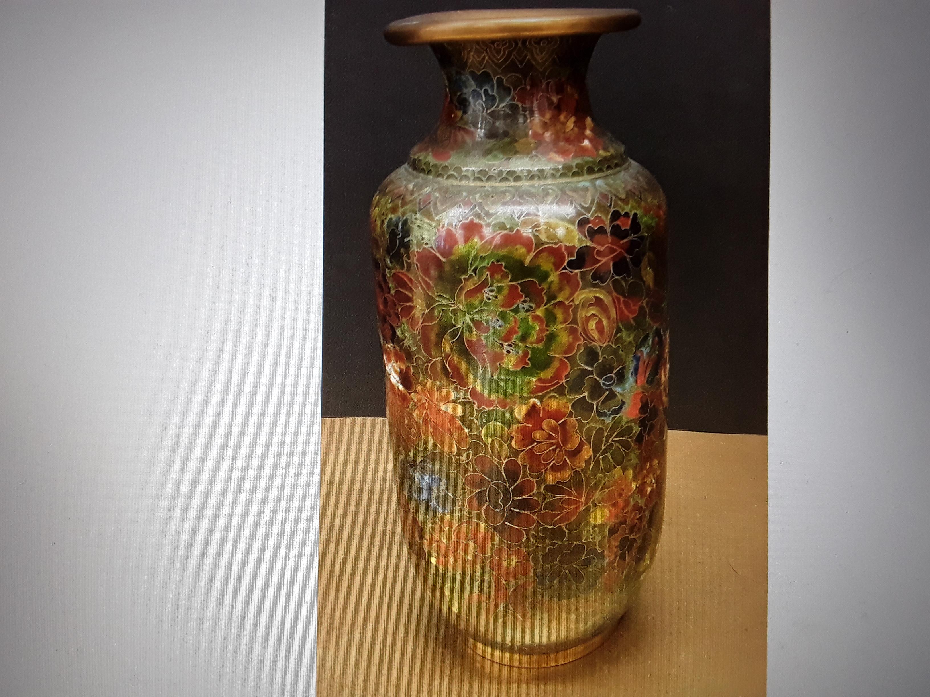 Ancienne paire de vases chinoiserie cloissone asiatique dans les tons verts de la terre en vente 1