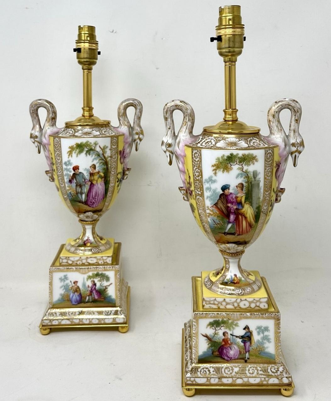 Ein imposantes und atemberaubendes Paar österreichischer handdekorierter, blassgelb grundierter Porzellan- und vergoldeter Zwillings-Schwanenhals-Schneckengriff-Tisch- oder Mantel-Urnen in traditioneller Form, jetzt umgewandelt in ein Paar