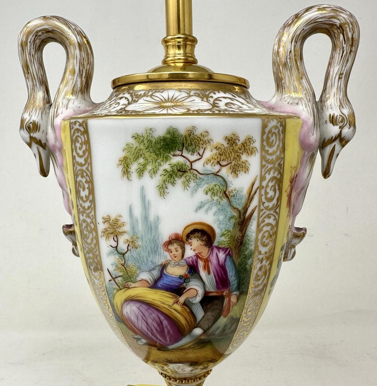 Antikes Paar österreichische königliche Wiener Bienenkäfig-Tischlampen aus vergoldetem Porzellan (Keramik) im Angebot