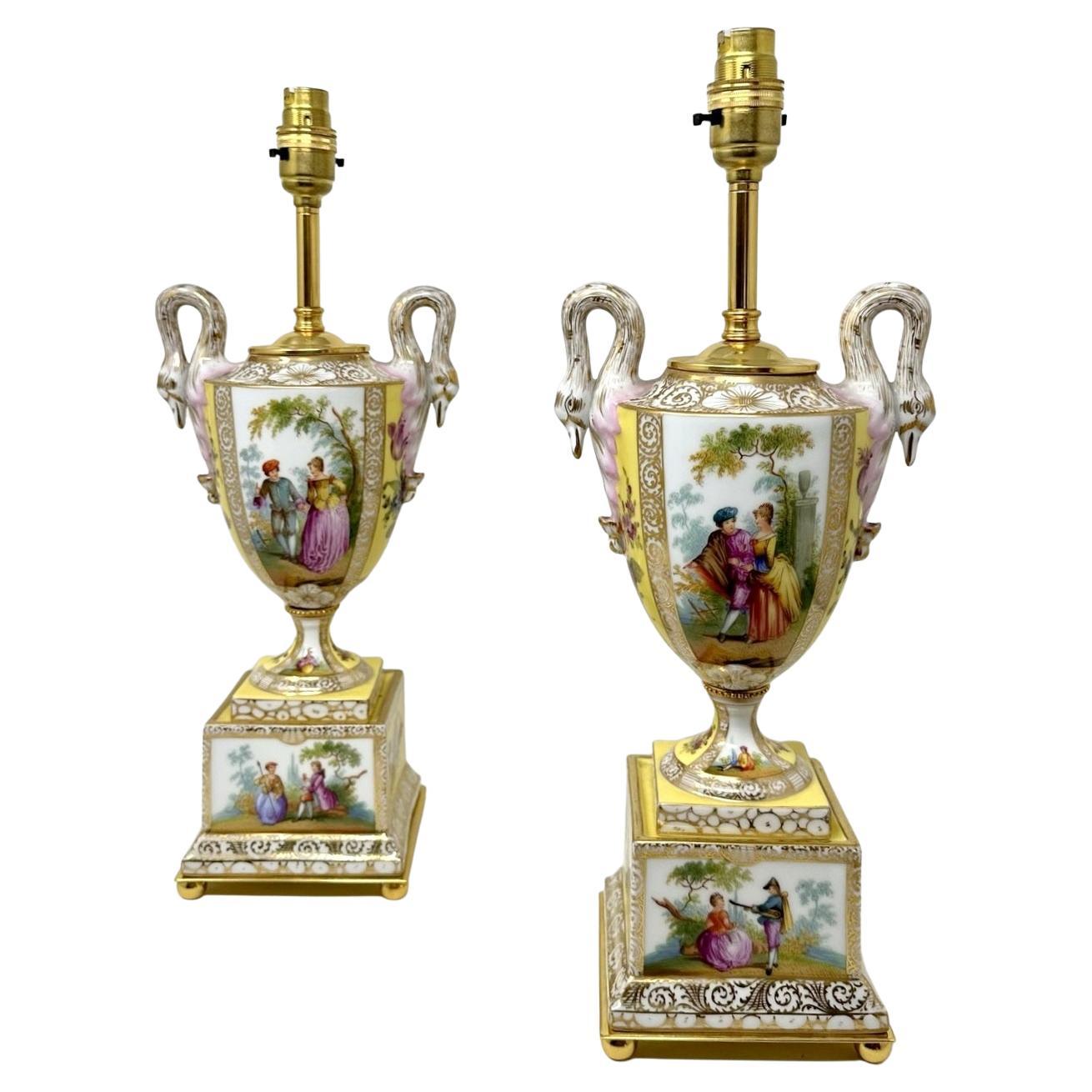 Antikes Paar österreichische königliche Wiener Bienenkäfig-Tischlampen aus vergoldetem Porzellan
