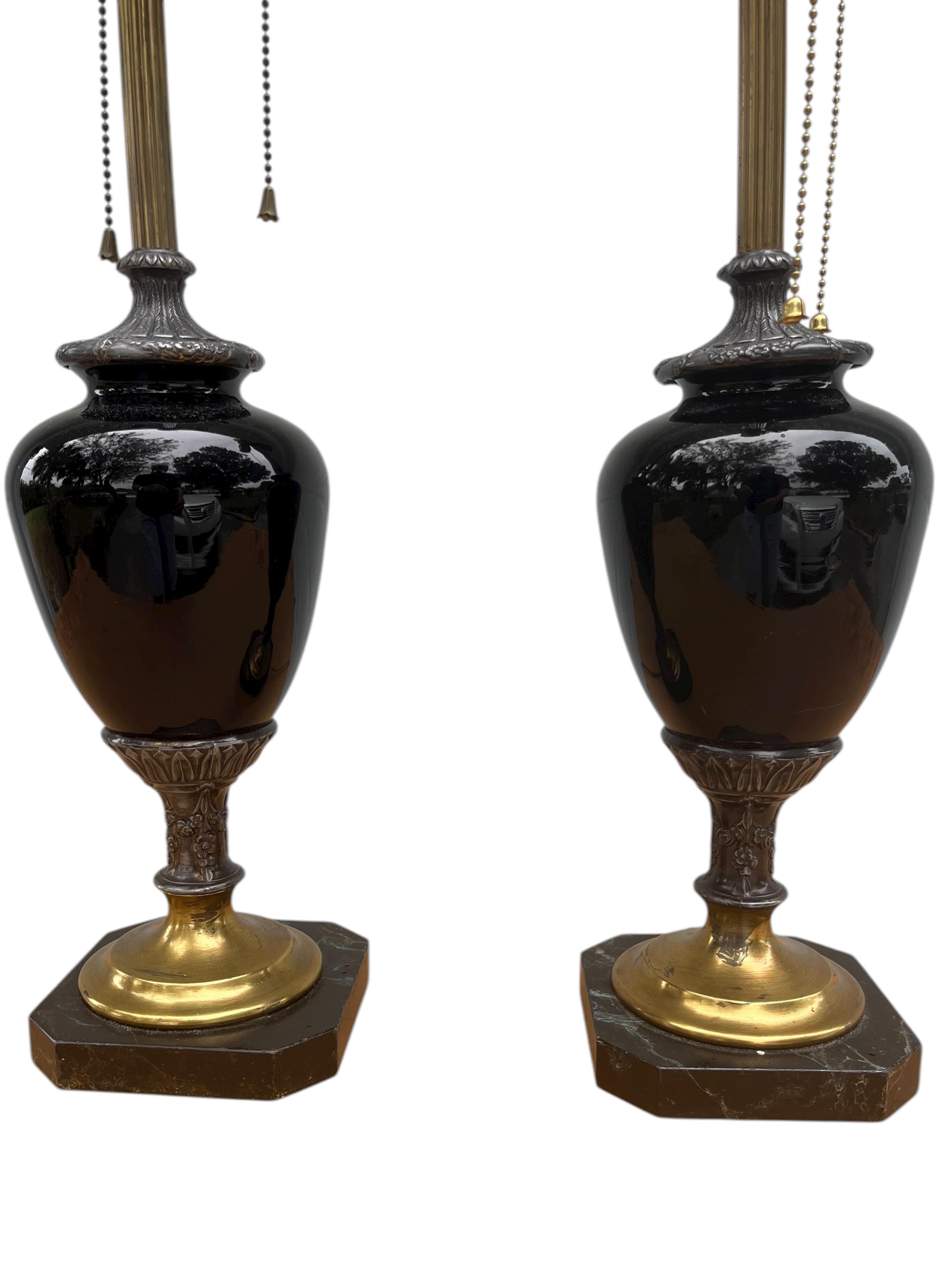 Paire de lampes de table néoclassiques anciennes en opaline noire. en vente 3