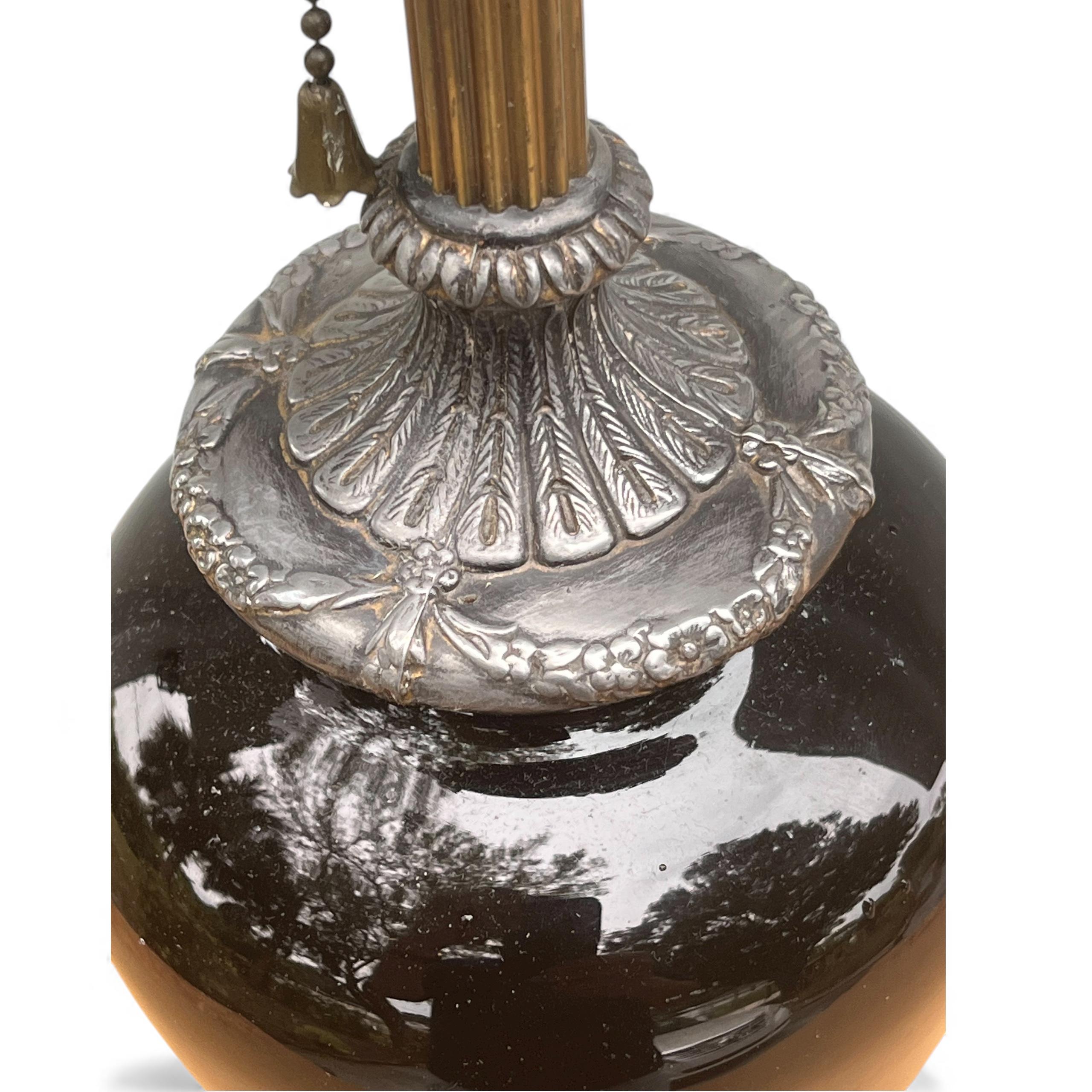 Paire de lampes de table néoclassiques anciennes en opaline noire. en vente 4