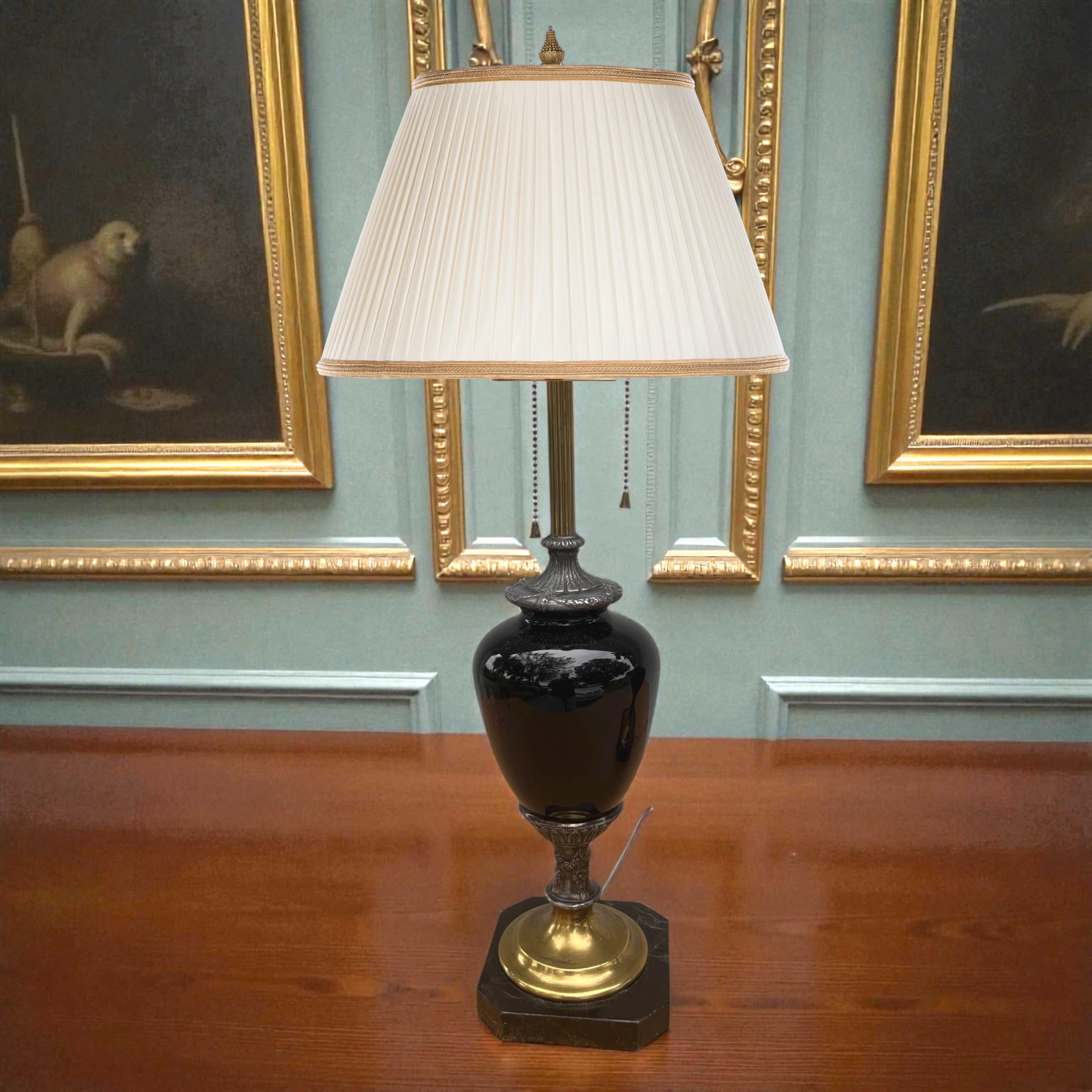 Néoclassique Paire de lampes de table néoclassiques anciennes en opaline noire. en vente