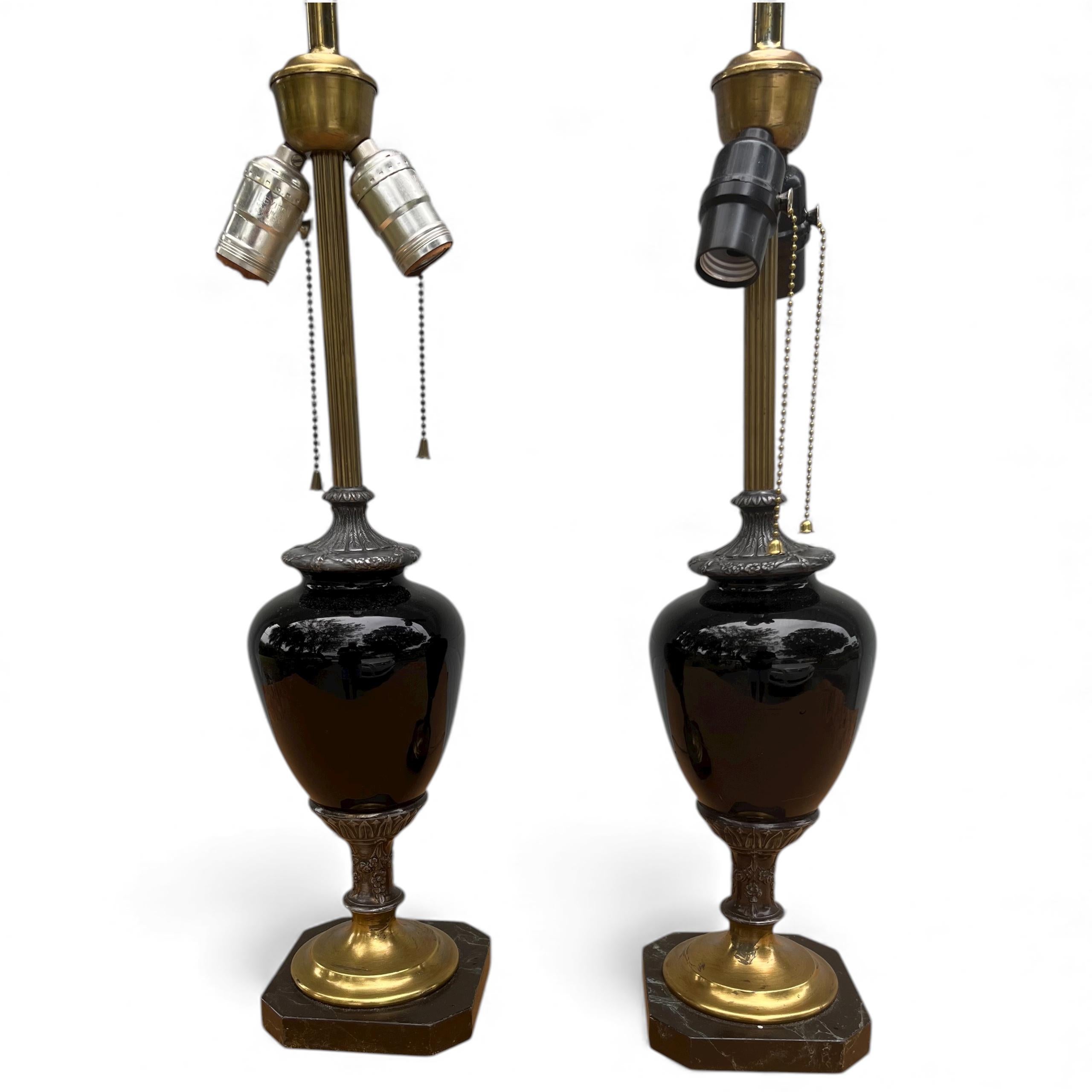 Français Paire de lampes de table néoclassiques anciennes en opaline noire. en vente