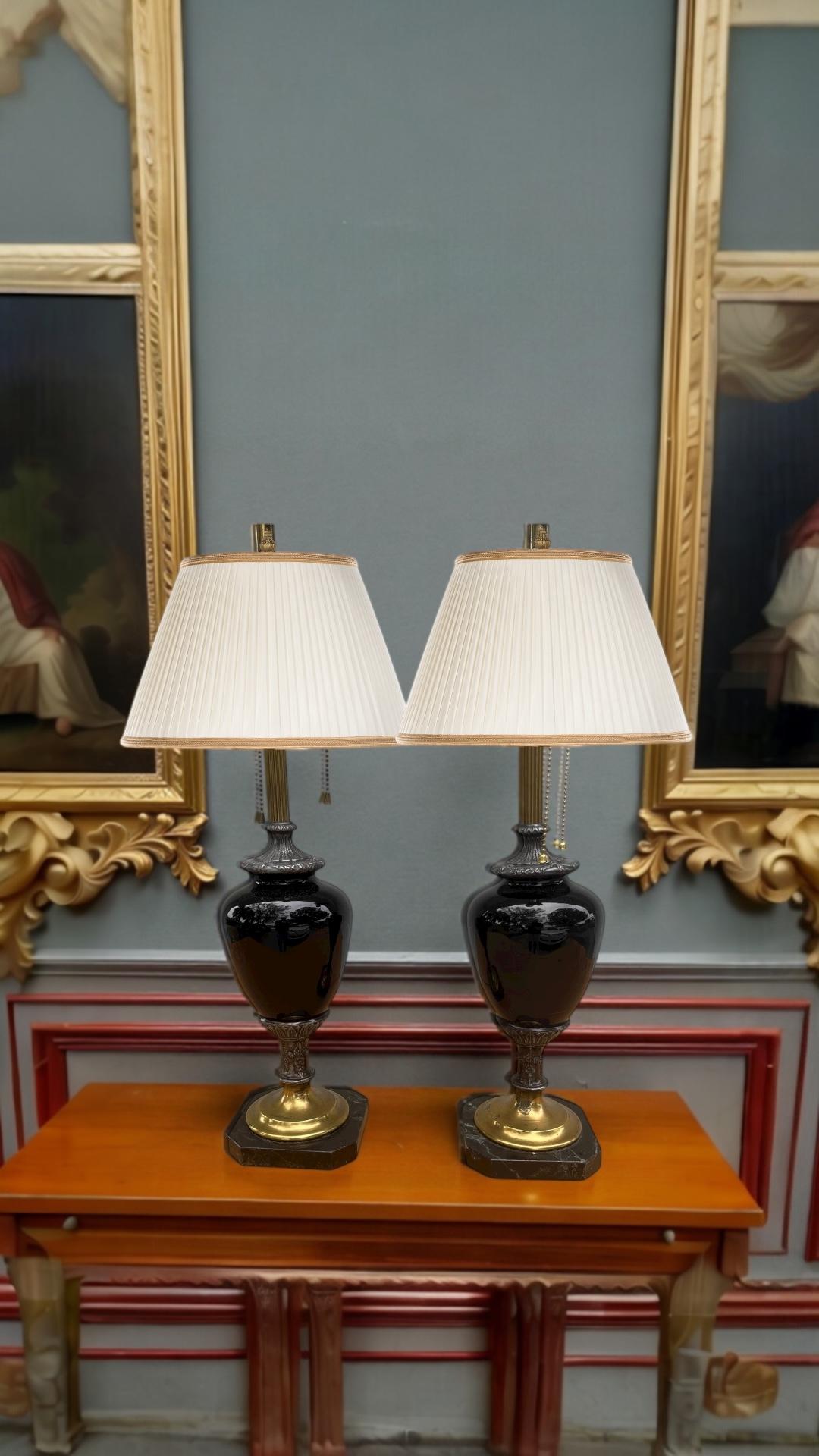 Moulage Paire de lampes de table néoclassiques anciennes en opaline noire. en vente