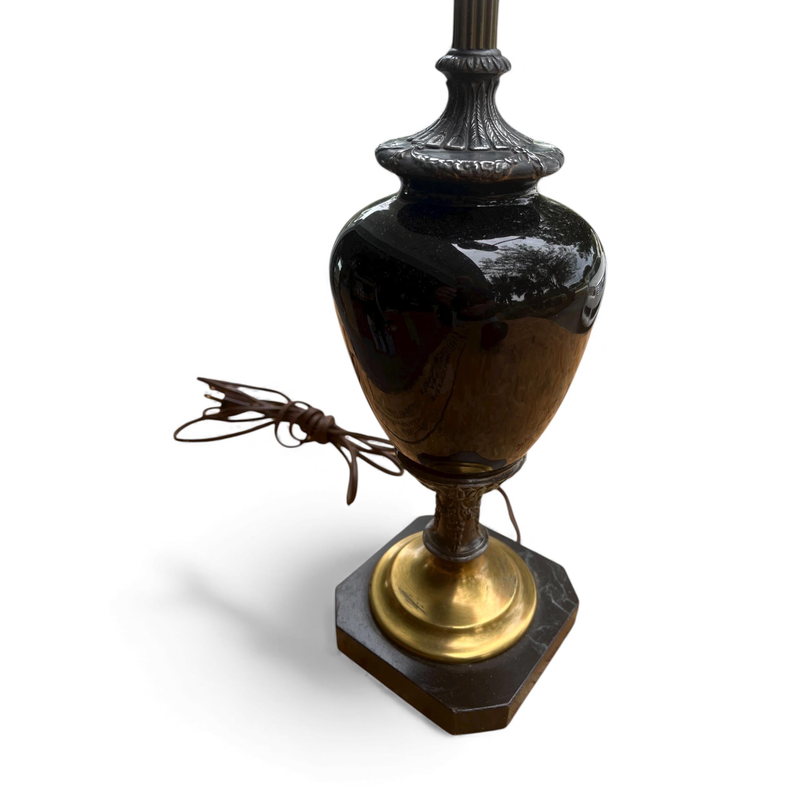 Paire de lampes de table néoclassiques anciennes en opaline noire. Bon état - En vente à Vero Beach, FL