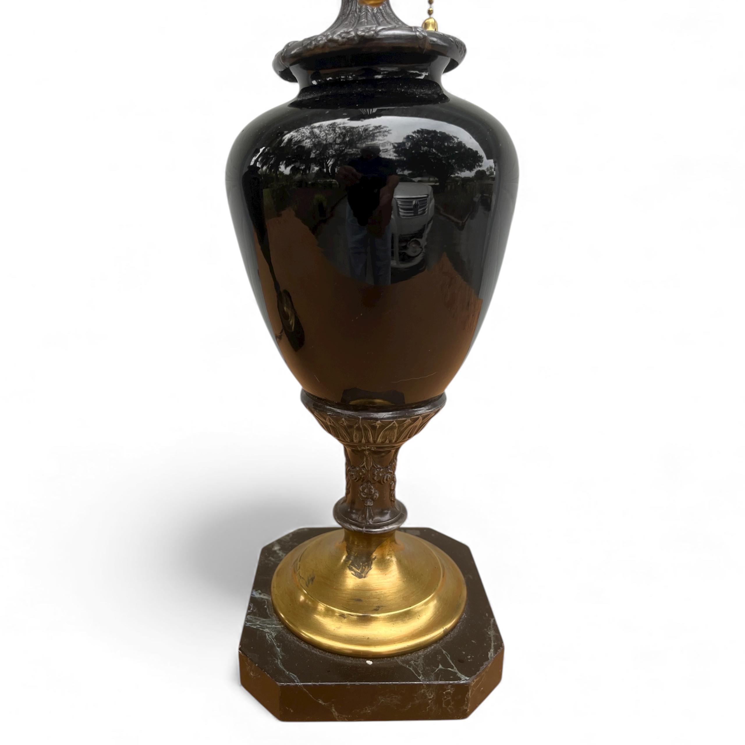 XIXe siècle Paire de lampes de table néoclassiques anciennes en opaline noire. en vente