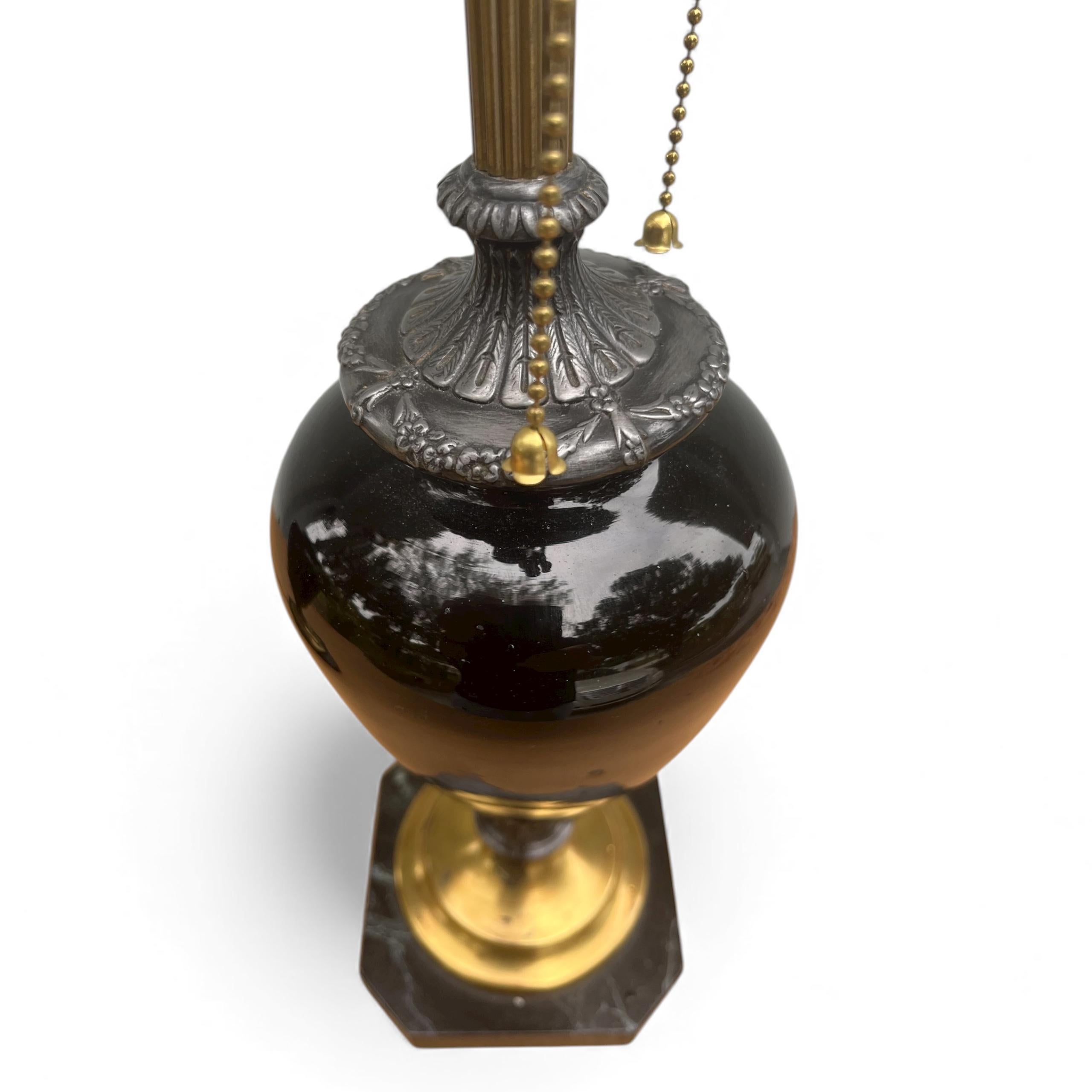 Métal Paire de lampes de table néoclassiques anciennes en opaline noire. en vente