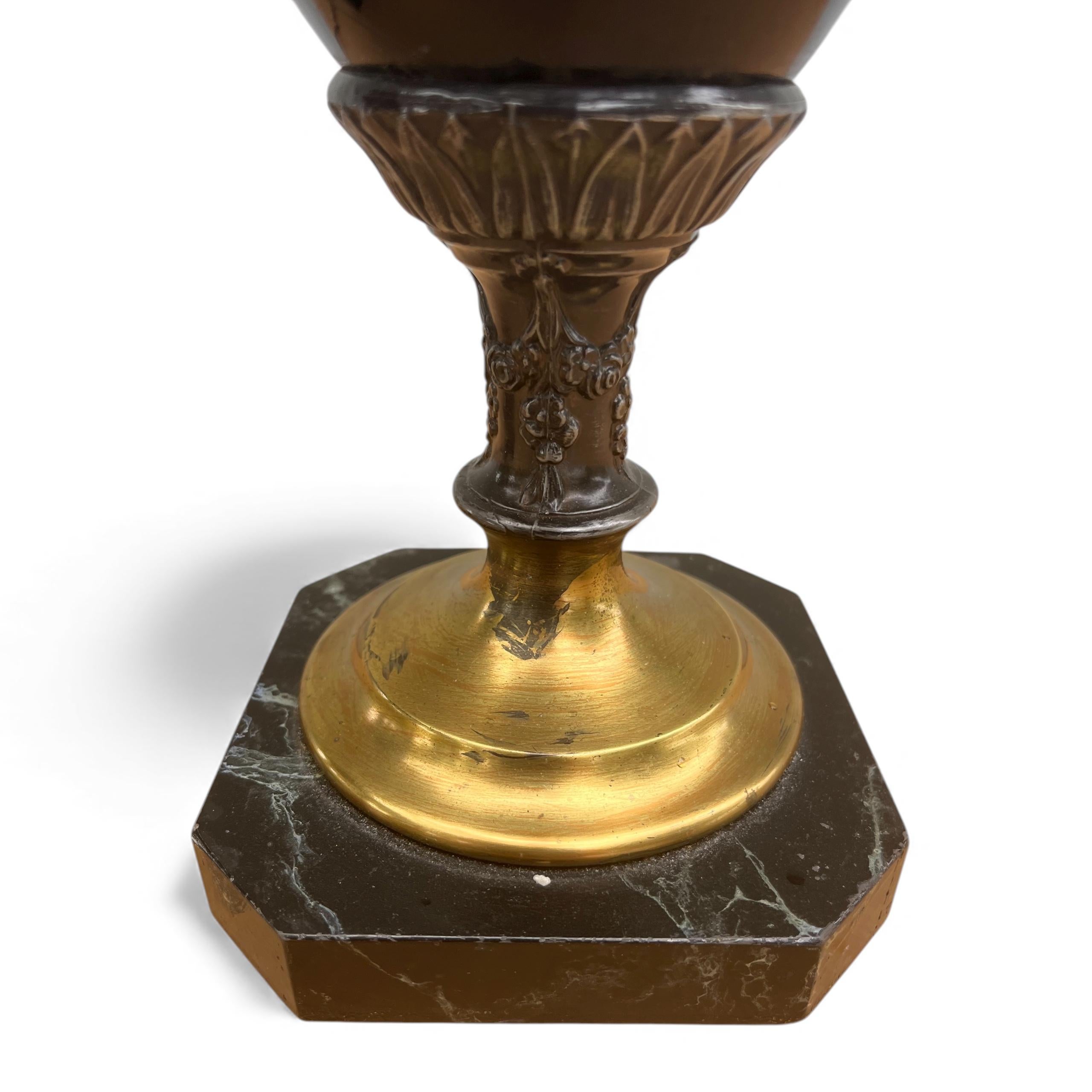 Paire de lampes de table néoclassiques anciennes en opaline noire. en vente 1