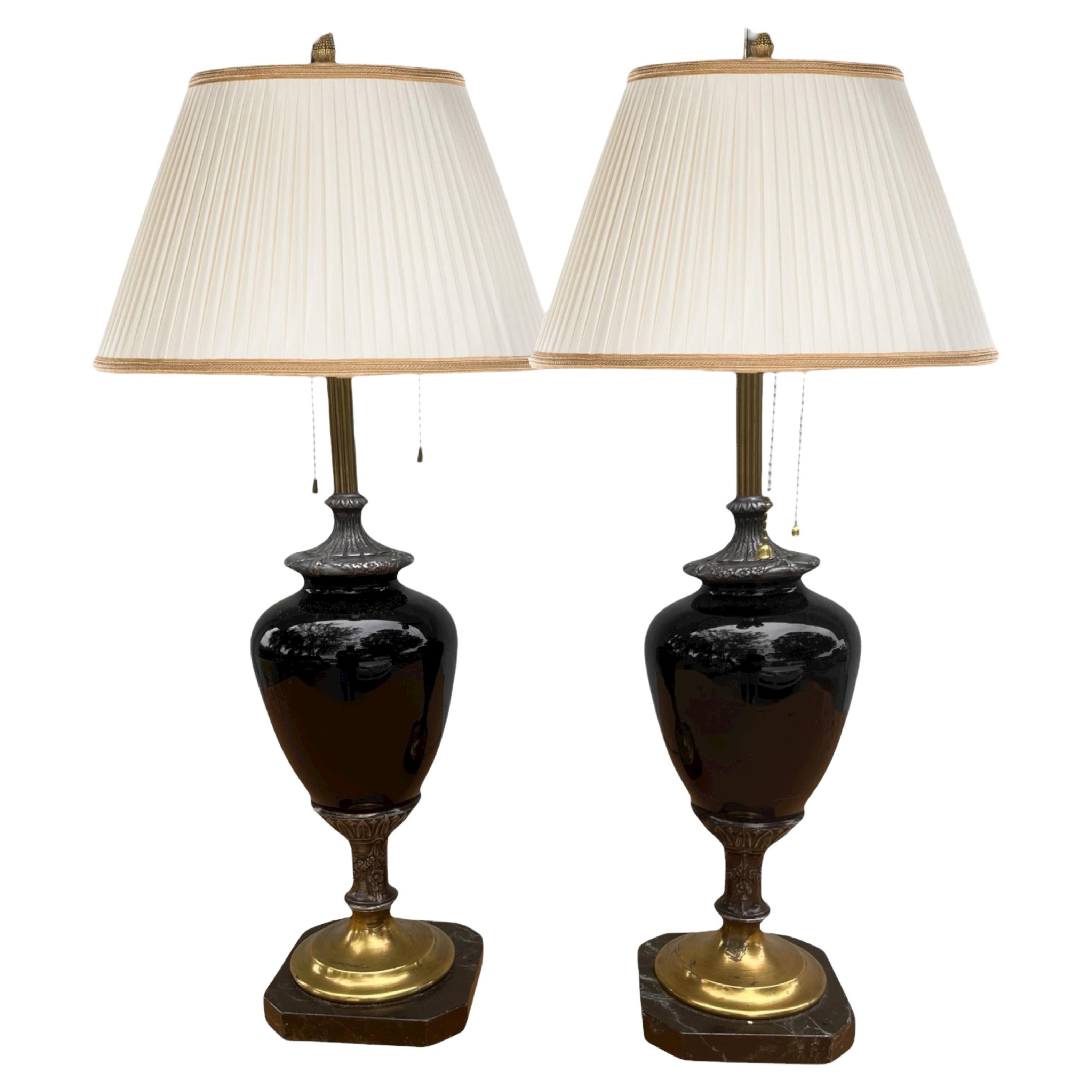 Paire de lampes de table néoclassiques anciennes en opaline noire.