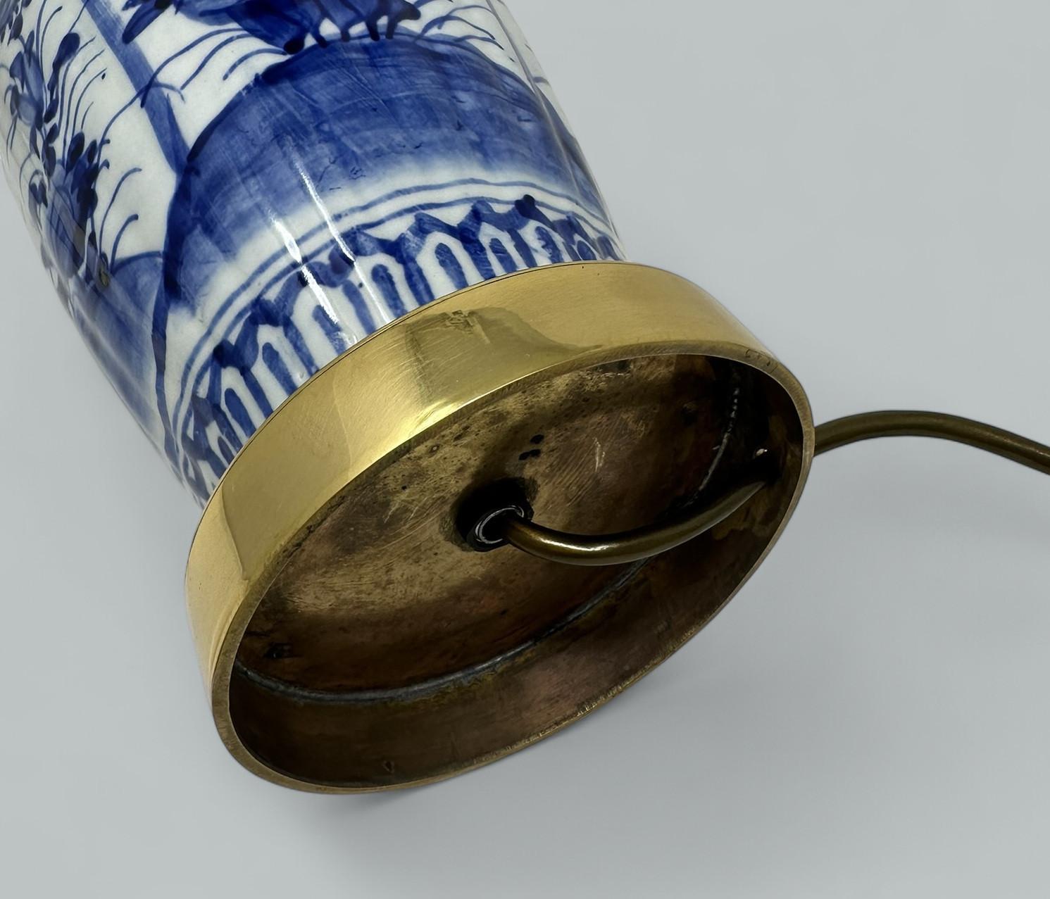 Antica coppia di lampade da tavolo in porcellana blu e bianca con ormolatura in bronzo, cinese ed europea in vendita 3