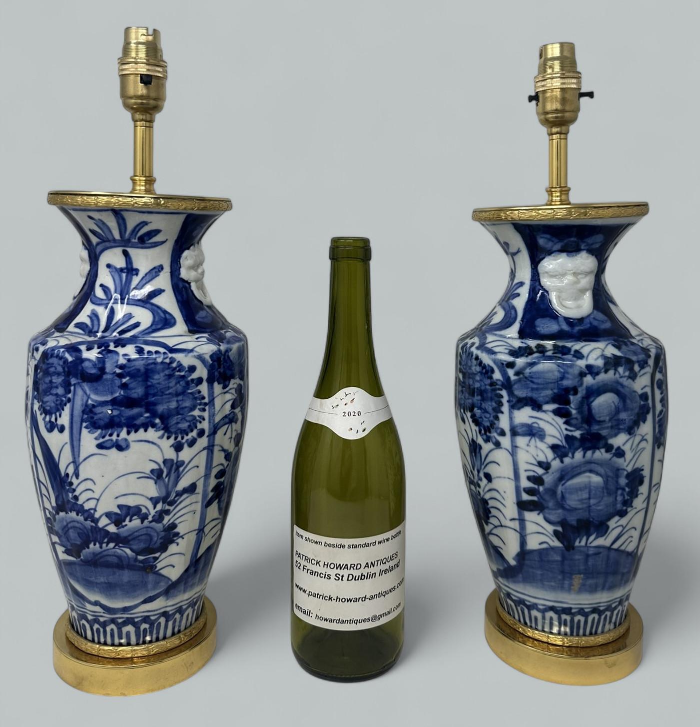 Antica coppia di lampade da tavolo in porcellana blu e bianca con ormolatura in bronzo, cinese ed europea in vendita 4