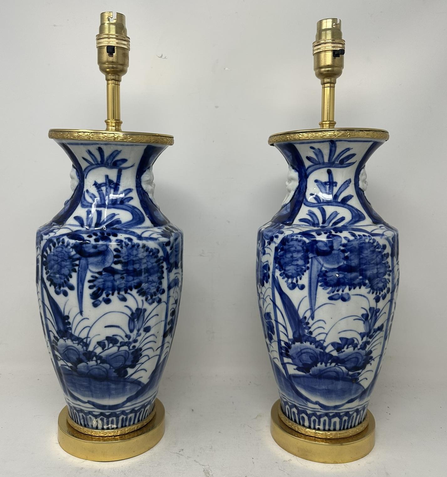 Splendida coppia di vasi tradizionali a forma di bulbo in porcellana a coste bianche e blu del periodo Art Déco di proporzioni generose, ora convertiti in una coppia di lampade da tavolo elettriche, forse di origine cinese o europea, complete di