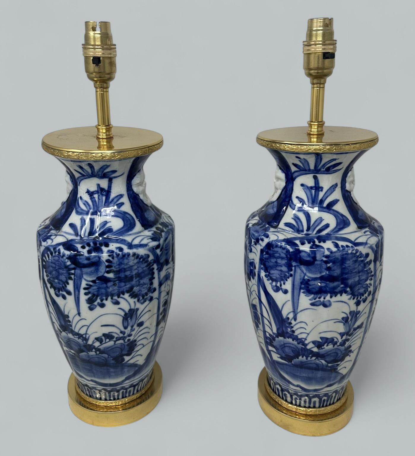 Art Déco Antica coppia di lampade da tavolo in porcellana blu e bianca con ormolatura in bronzo, cinese ed europea in vendita