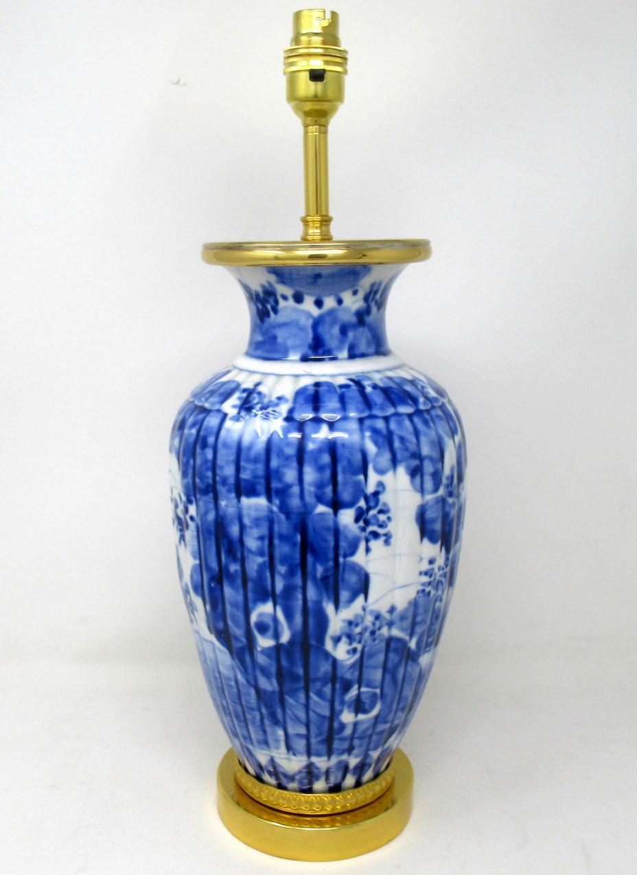 Antique Pair Blue and White Porcelain Ormolu Bronze Table Lamps Chinese European In Good Condition In Dublin, Ireland