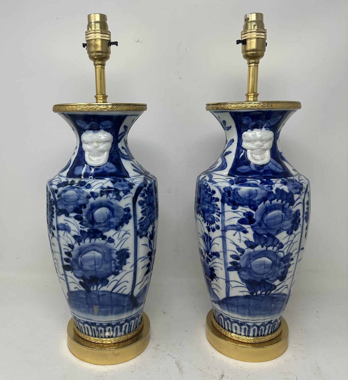 Cinese Antica coppia di lampade da tavolo in porcellana blu e bianca con ormolatura in bronzo, cinese ed europea in vendita