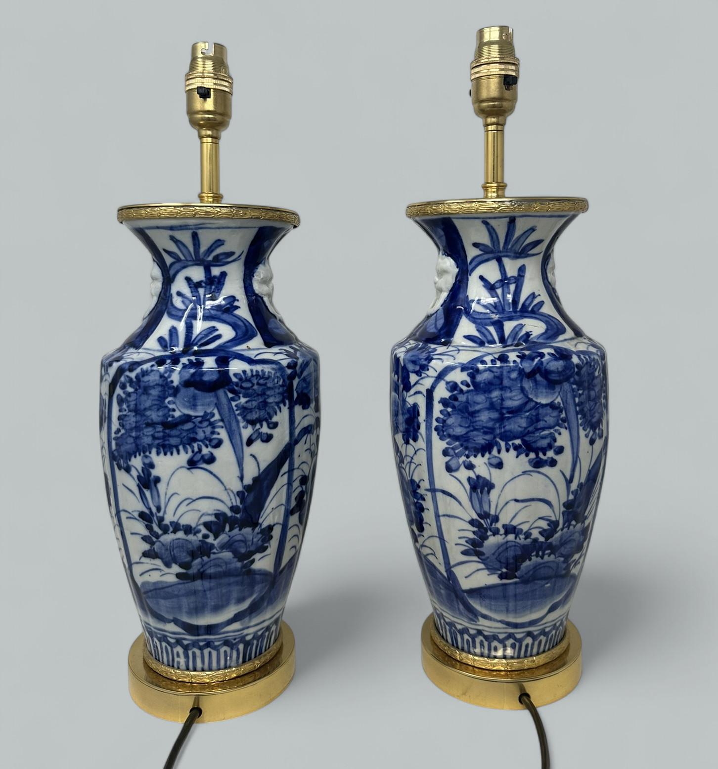 Antica coppia di lampade da tavolo in porcellana blu e bianca con ormolatura in bronzo, cinese ed europea In condizioni buone in vendita a Dublin, Ireland