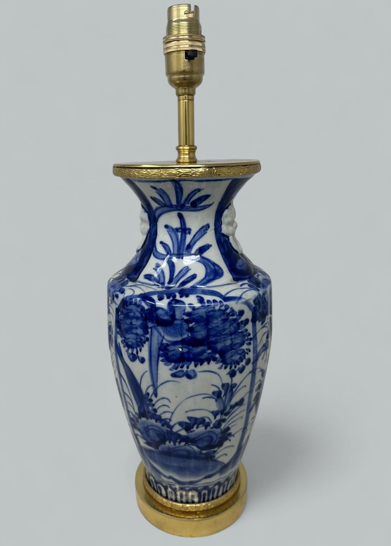 XX secolo Antica coppia di lampade da tavolo in porcellana blu e bianca con ormolatura in bronzo, cinese ed europea in vendita