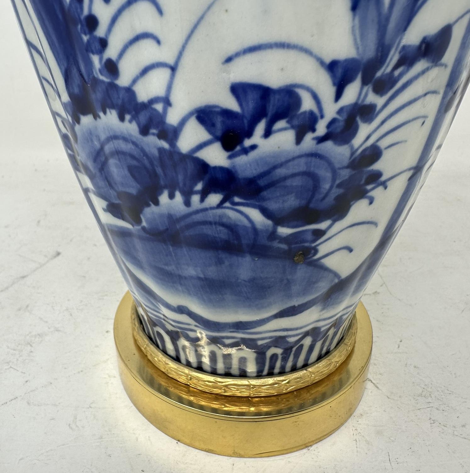 Ceramica Antica coppia di lampade da tavolo in porcellana blu e bianca con ormolatura in bronzo, cinese ed europea in vendita