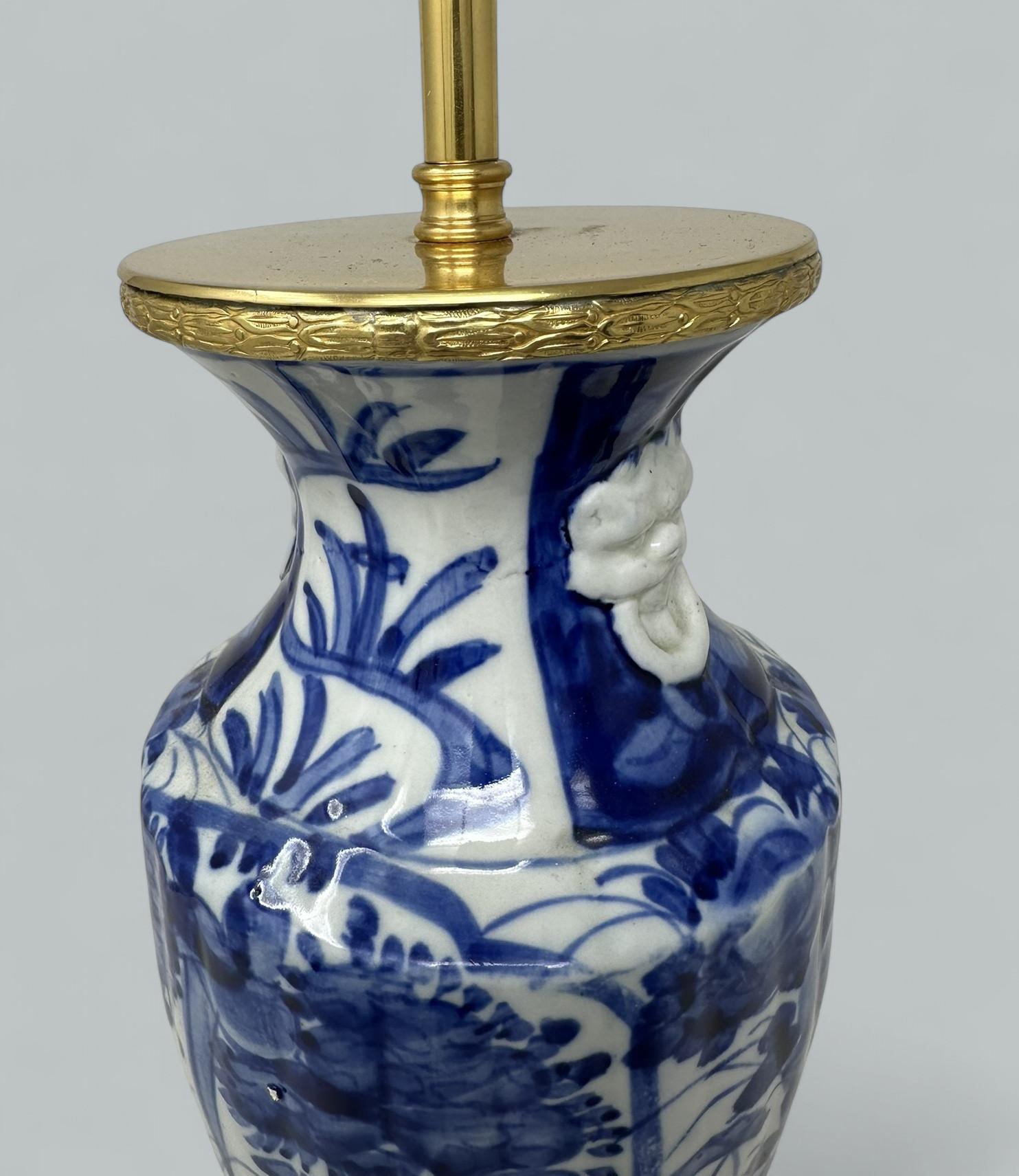 Antica coppia di lampade da tavolo in porcellana blu e bianca con ormolatura in bronzo, cinese ed europea in vendita 1