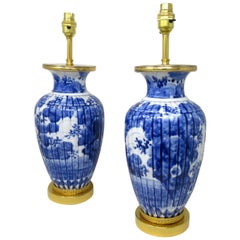 Antikes Paar blaue und weiße Porzellan-Ormolu-Bronze-Tischlampen:: chinesisch:: europäisch