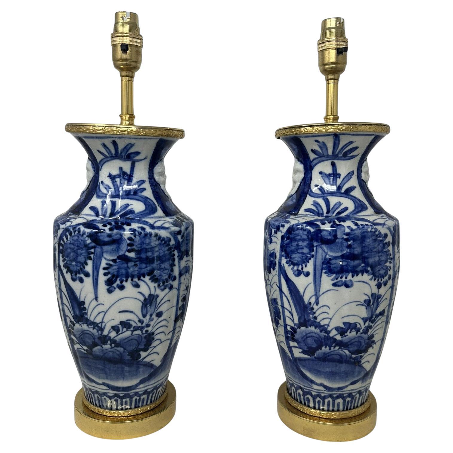 Paire de lampes de bureau chinoises européennes anciennes en porcelaine bleue et blanche et bronze doré